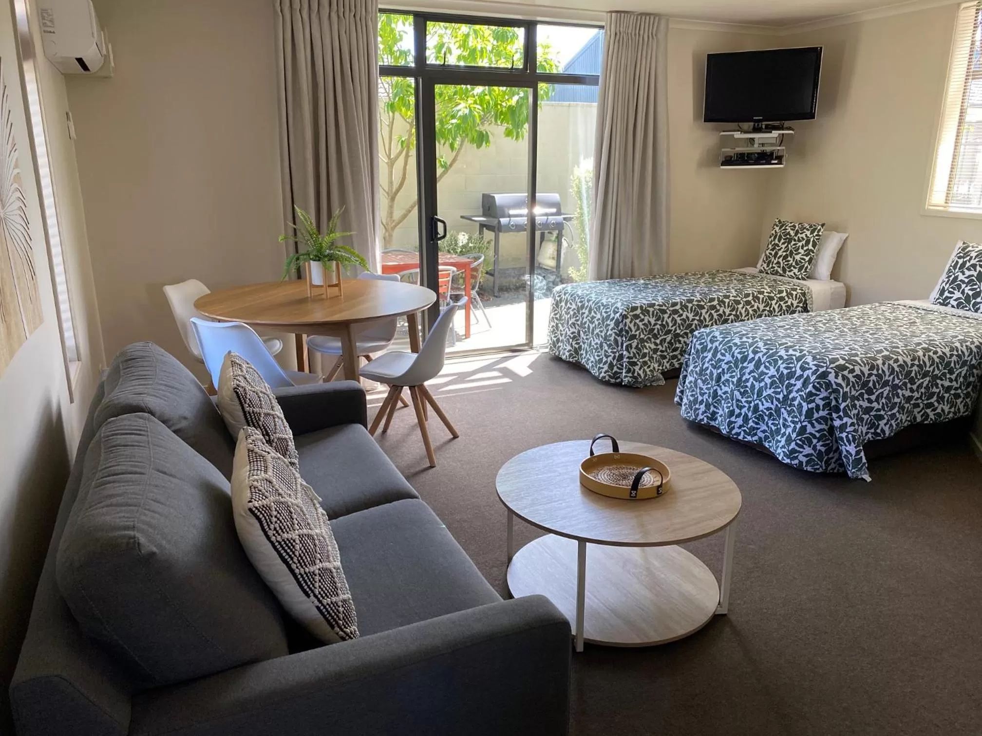 Photo of the whole room, Bed in Alpine Lake Motel