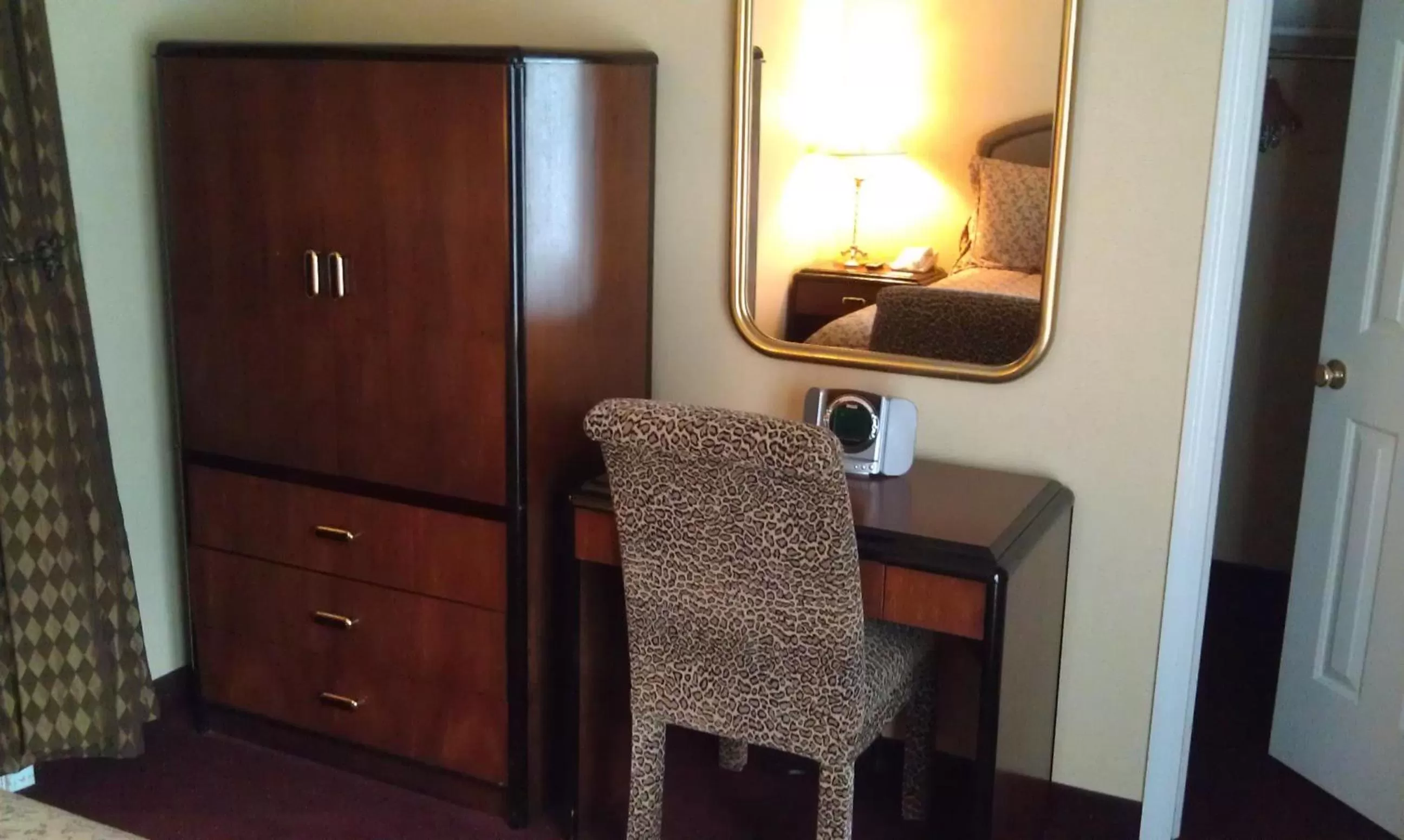 Seating area in Roosevelt Inn & Suites Saratoga Springs