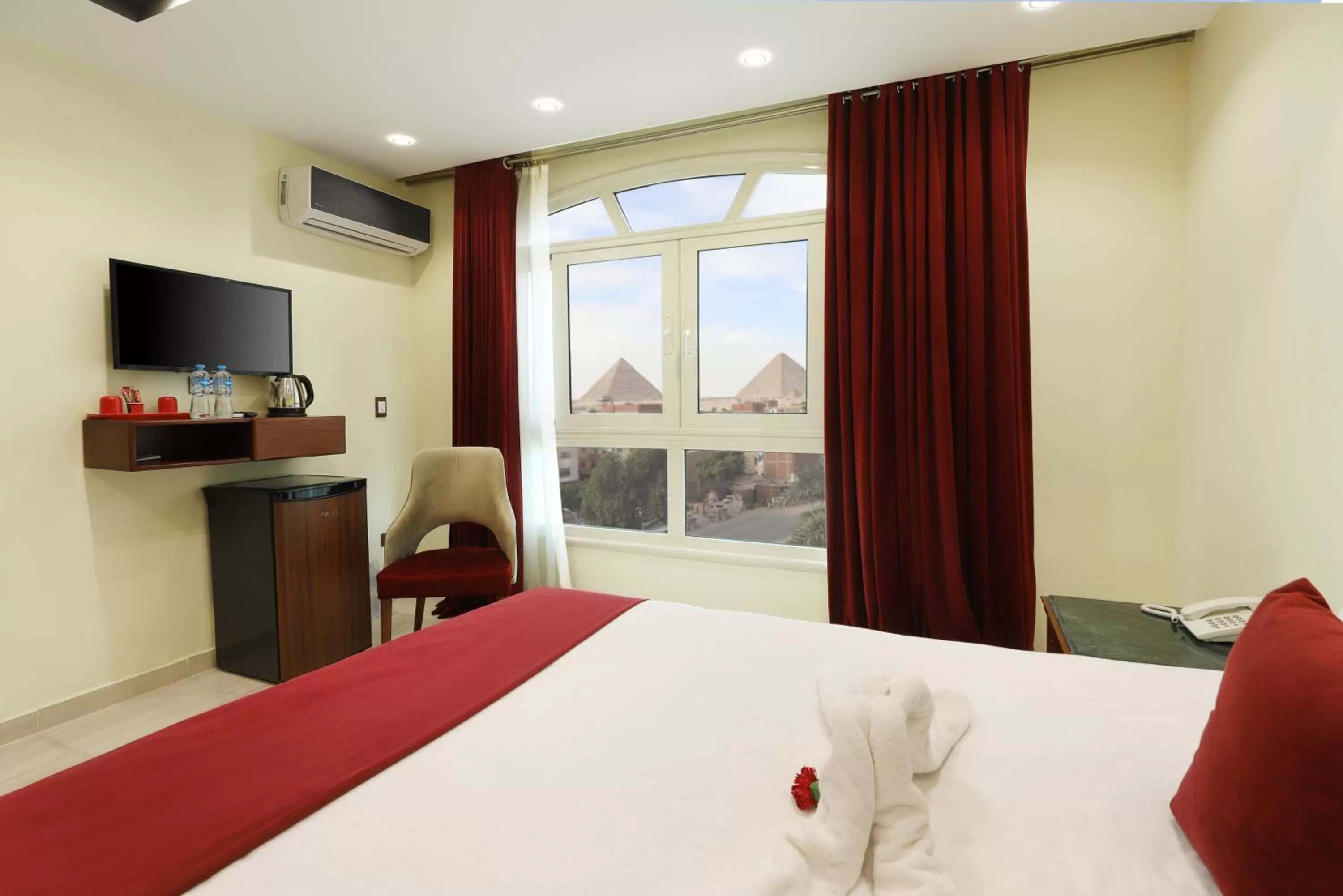 Nearby landmark, Bed in Brothers Pyramids View Hotel