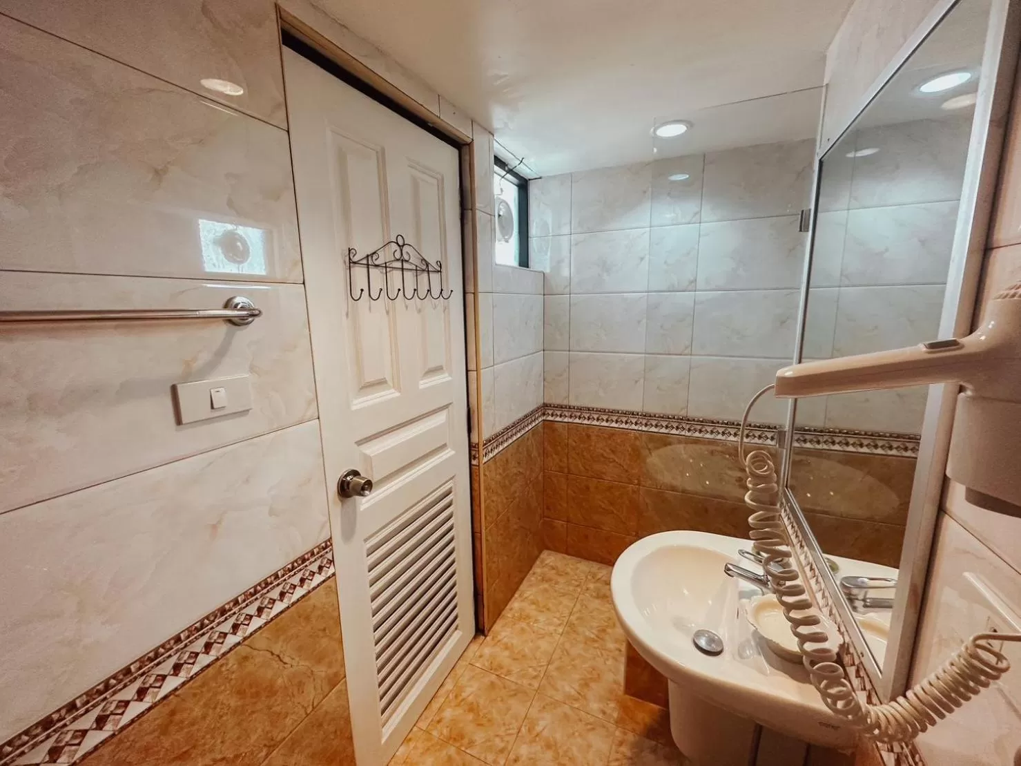 Bathroom in Hotel De Khuvieng