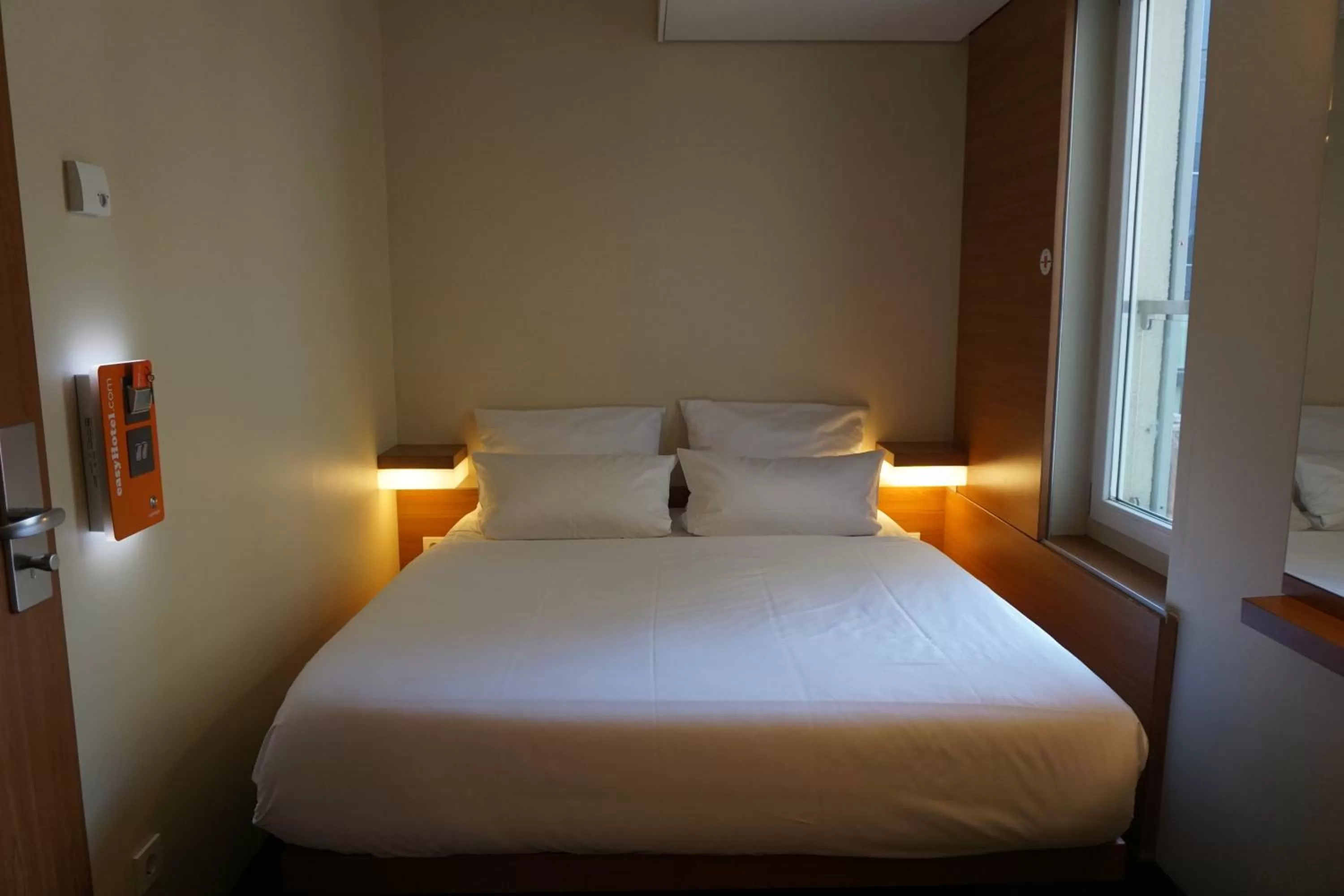 Bedroom, Bed in easyHotel Berlin Hackescher Markt