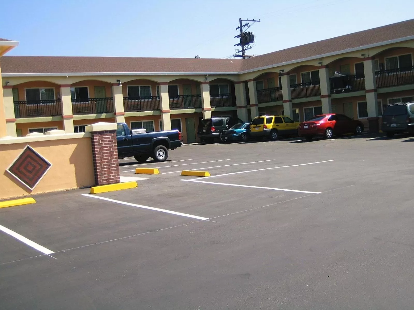 Property building in Americas Deluxe Inn- Marysville