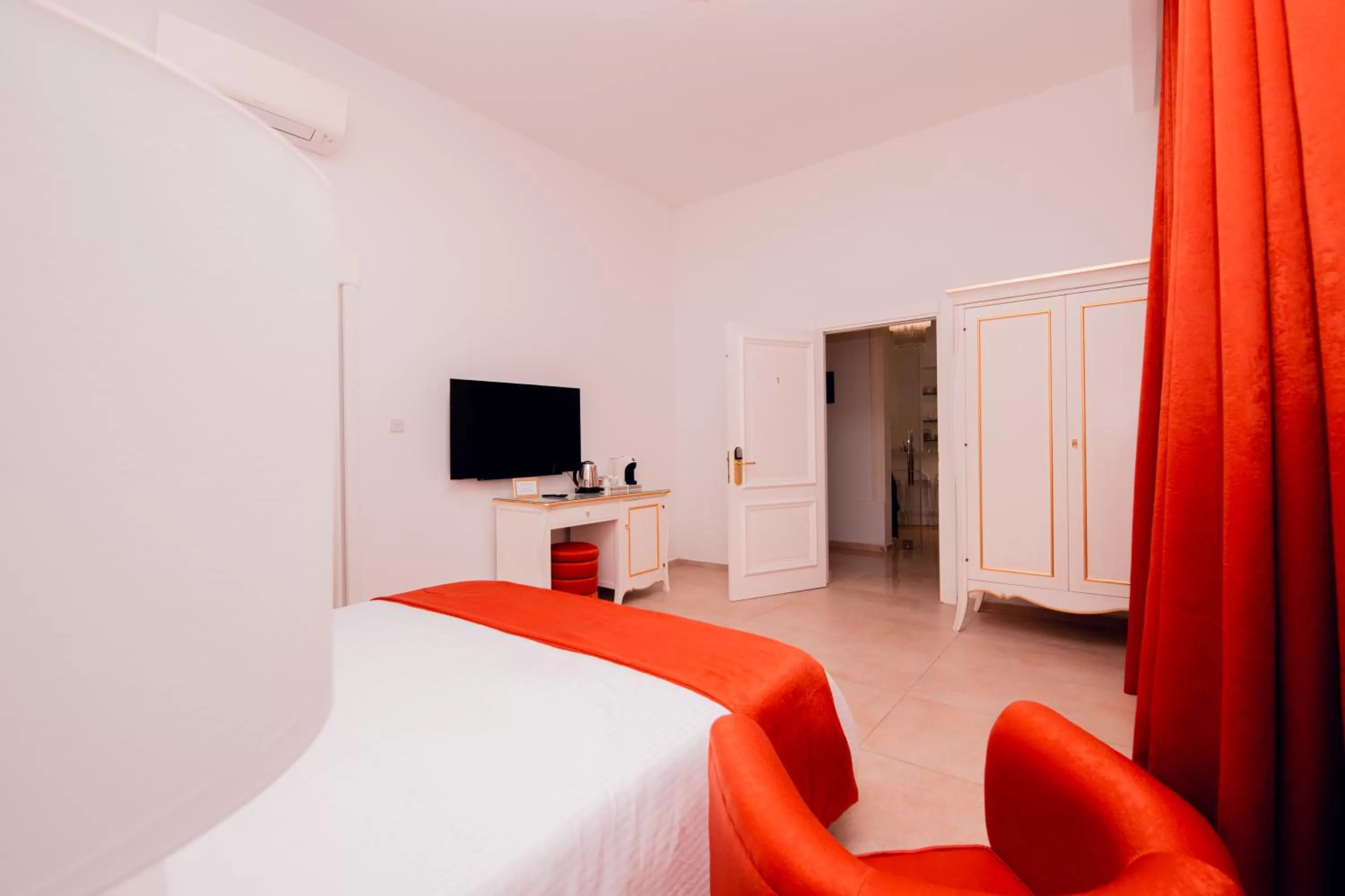 TV and multimedia, Bed in Giorgio Boutique Hotel