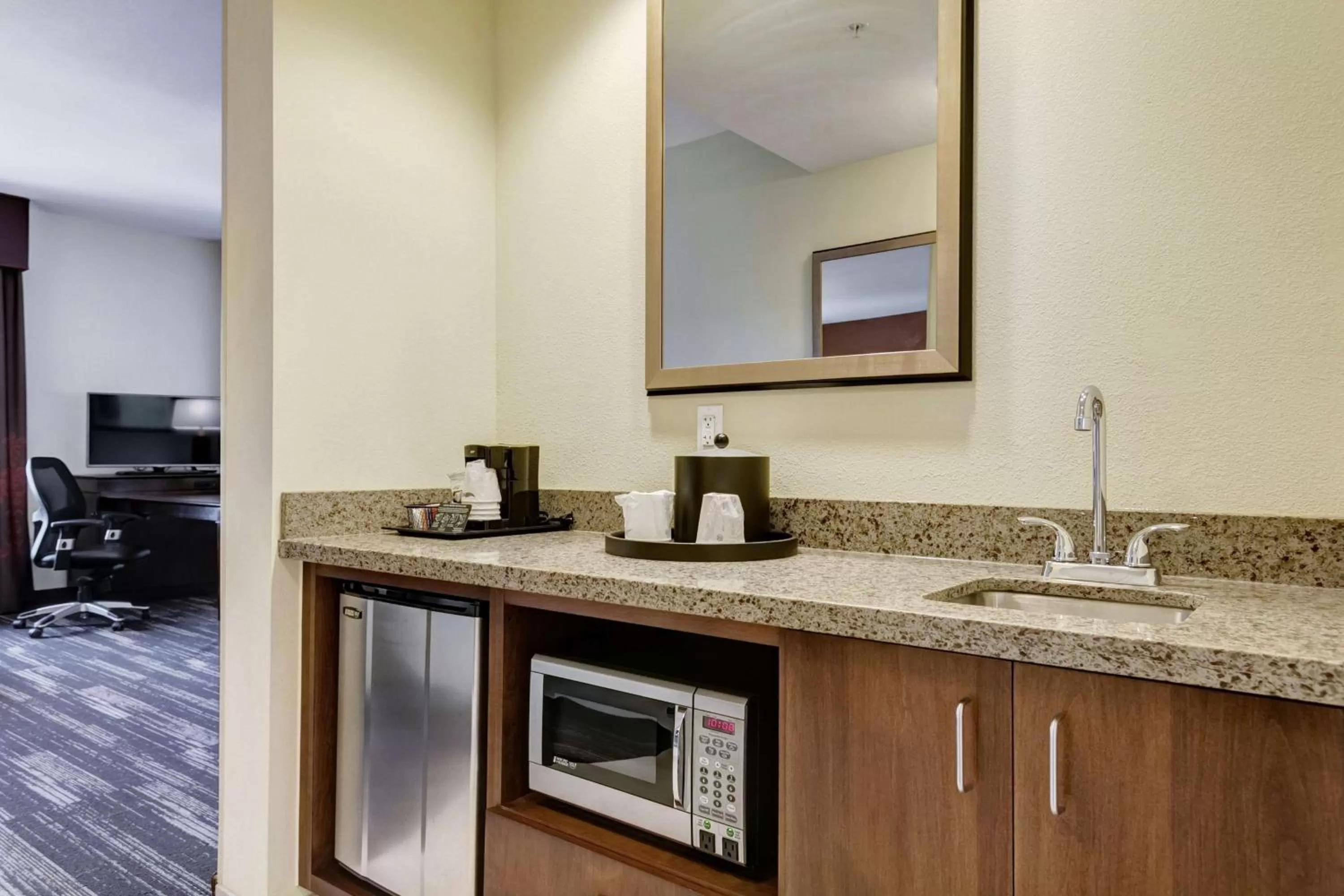 Kitchen or kitchenette in Hampton Inn Poplar Bluff