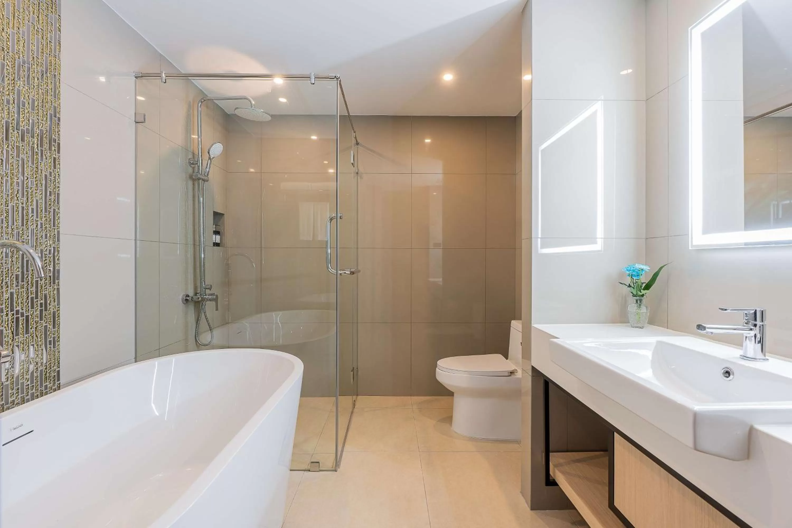 Shower in Best Western Nada Don Mueang Airport hotel