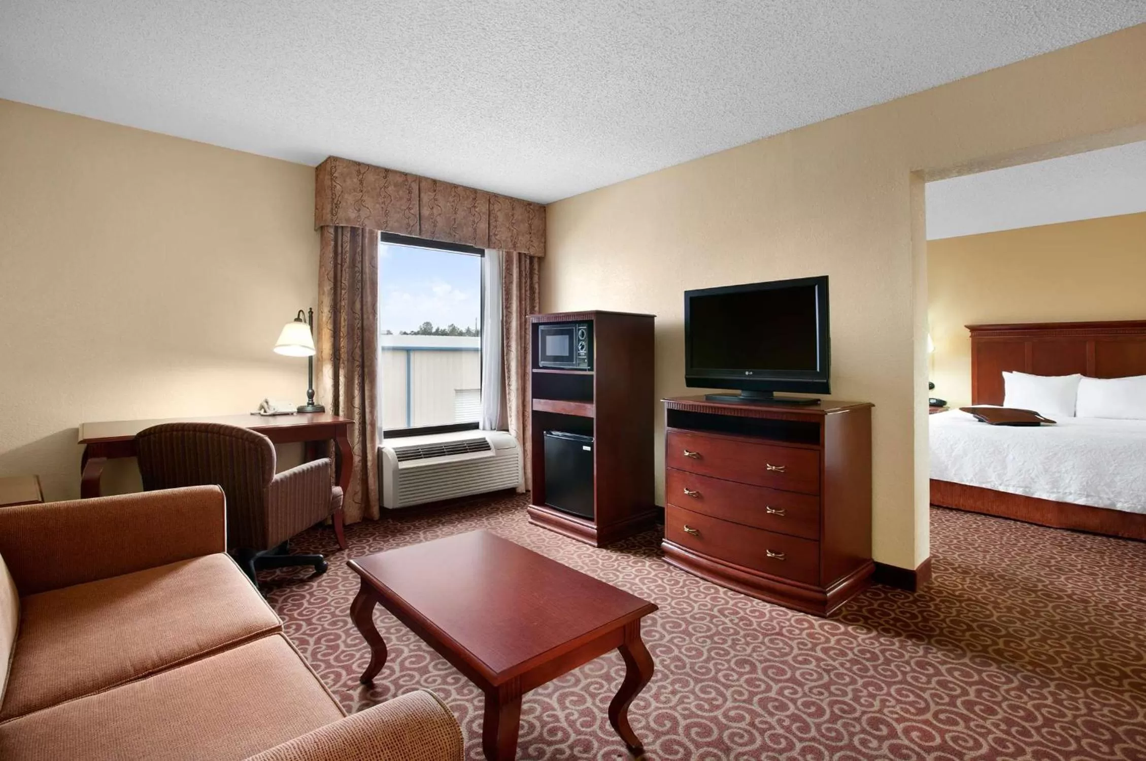 Living room, Bed in Hampton Inn Slidell