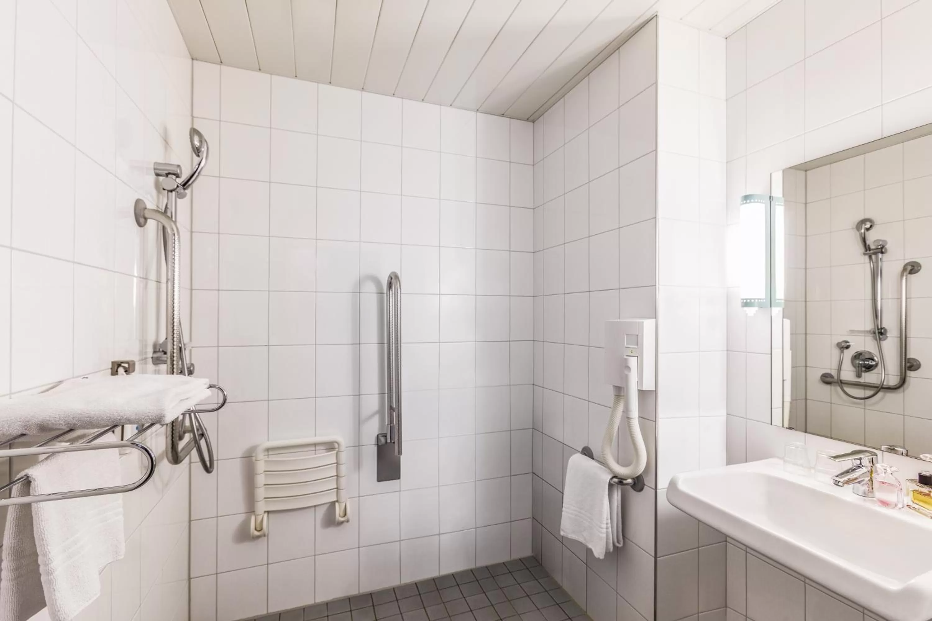 Shower in ibis Winterthur City