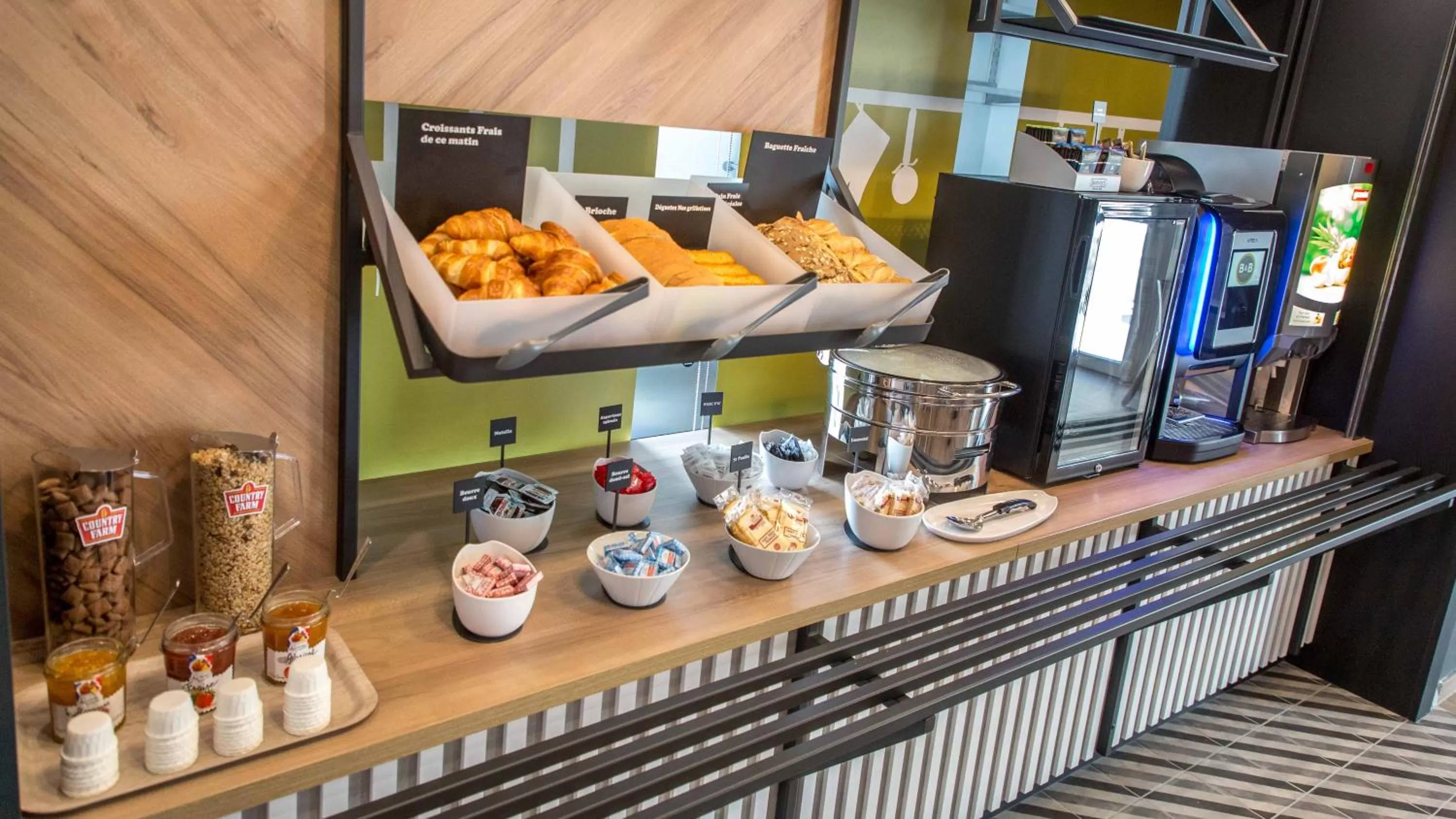 Buffet breakfast in B&B HOTEL Sainte-Maxime Golfe de Saint Tropez