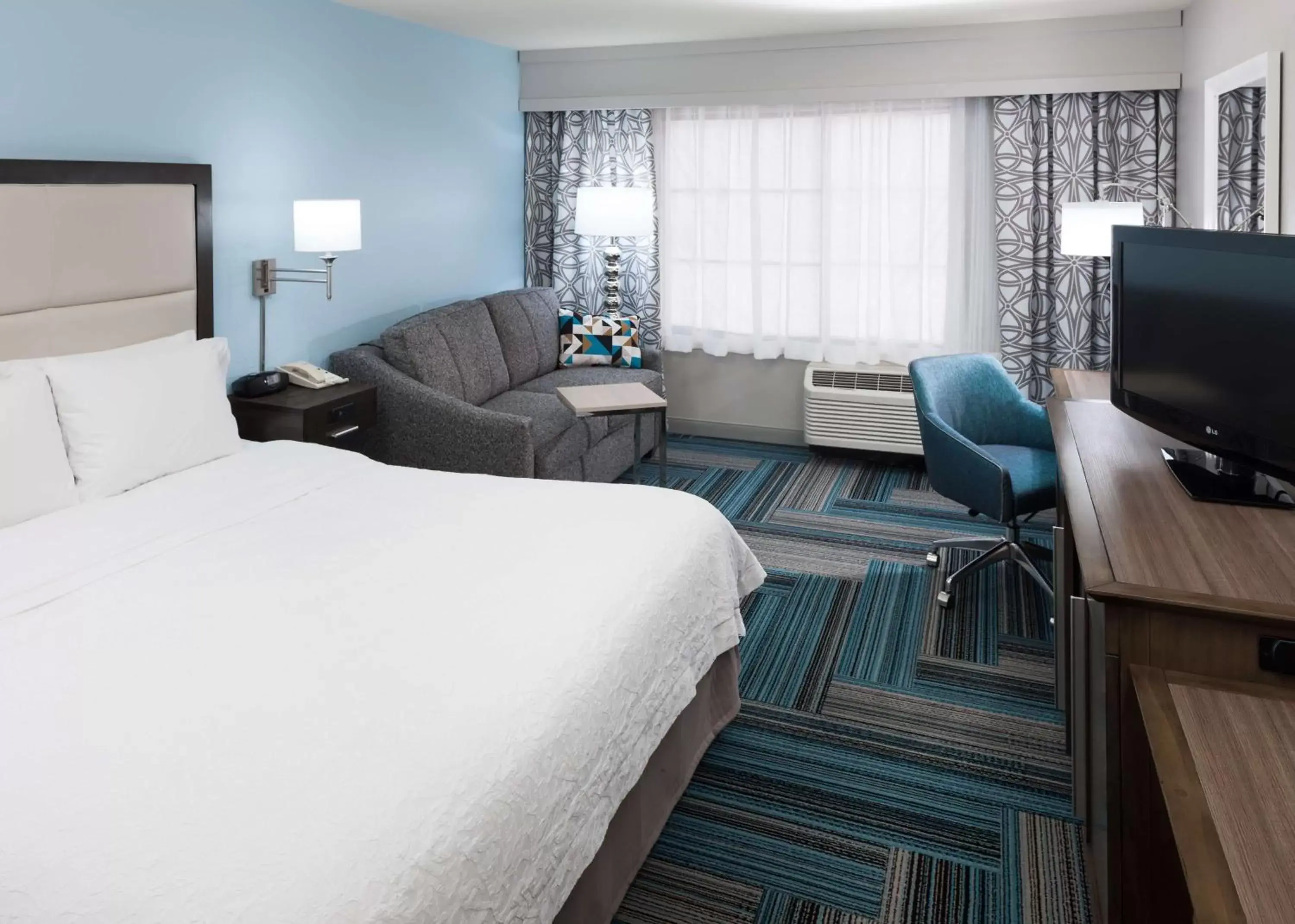 King Room with Roll-In Shower - Mobility Access/Non-Smoking in Hampton Inn San Diego Downtown King Room with Roll-In Shower - Mobility Access/Non-Smoking in Hampton Inn San Diego Downtown