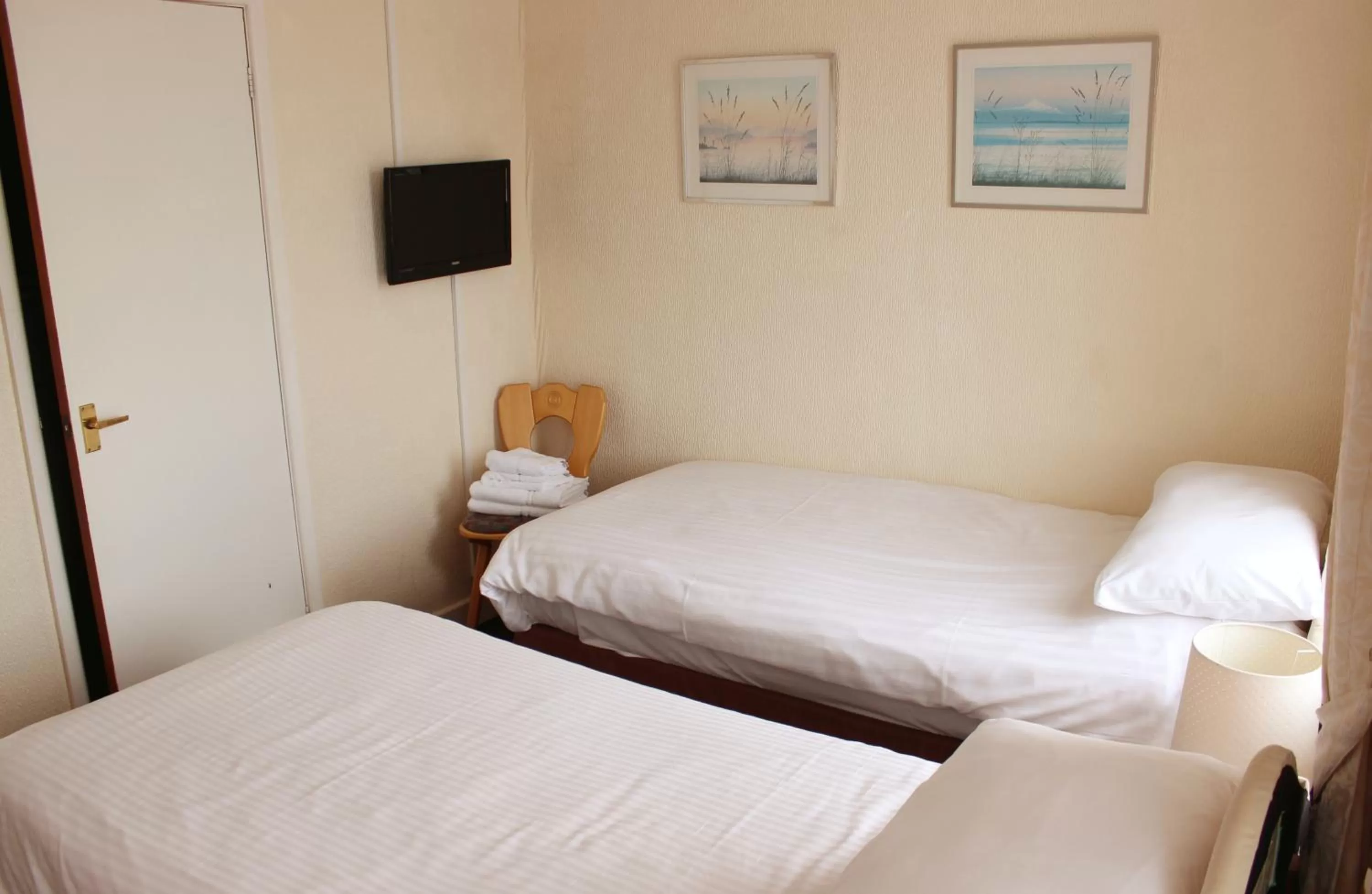 Bedroom, Bed in The Colwyn Hotel - near Pleasure Beach