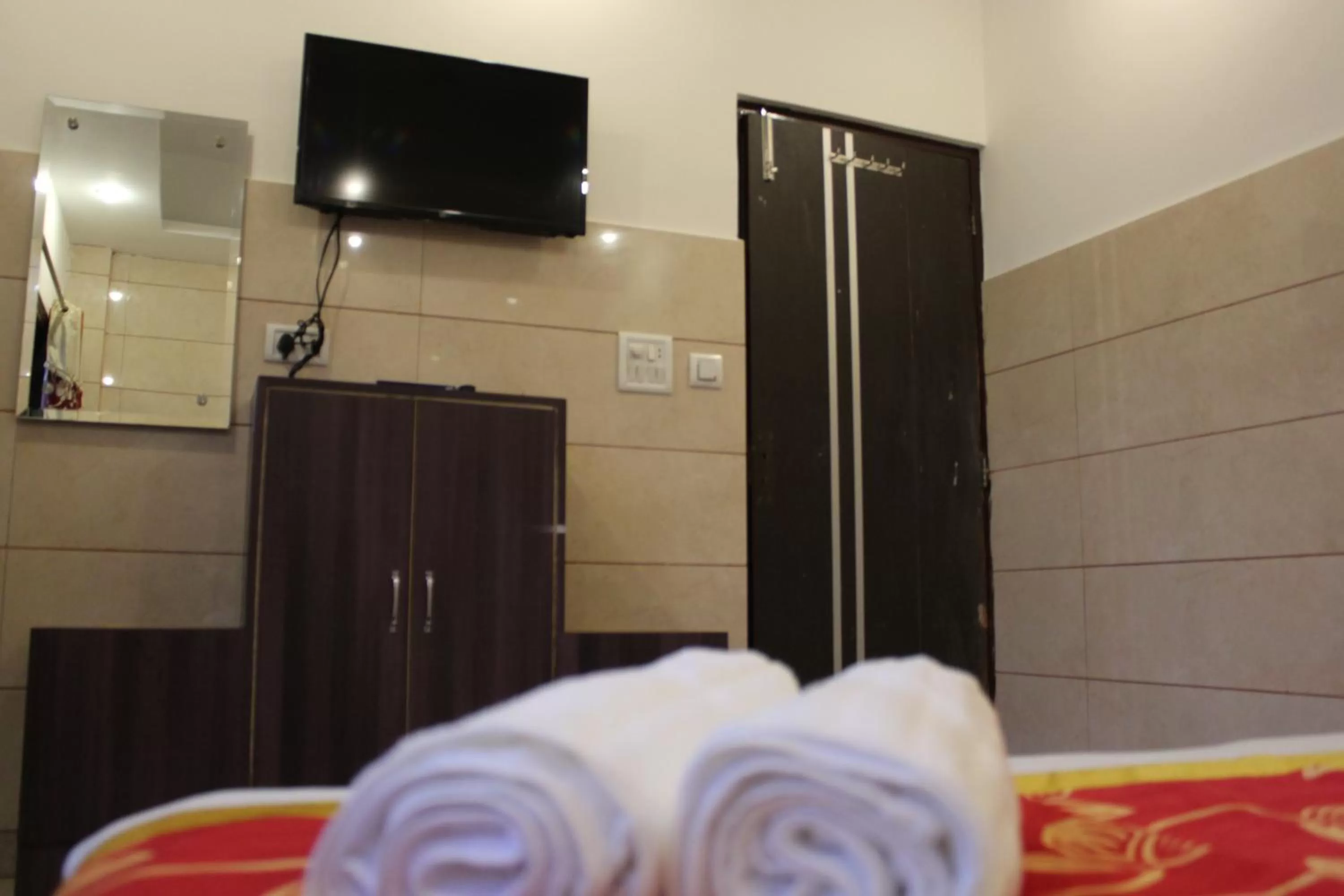 TV and multimedia, TV/Entertainment Center in Trimrooms JMC Katra