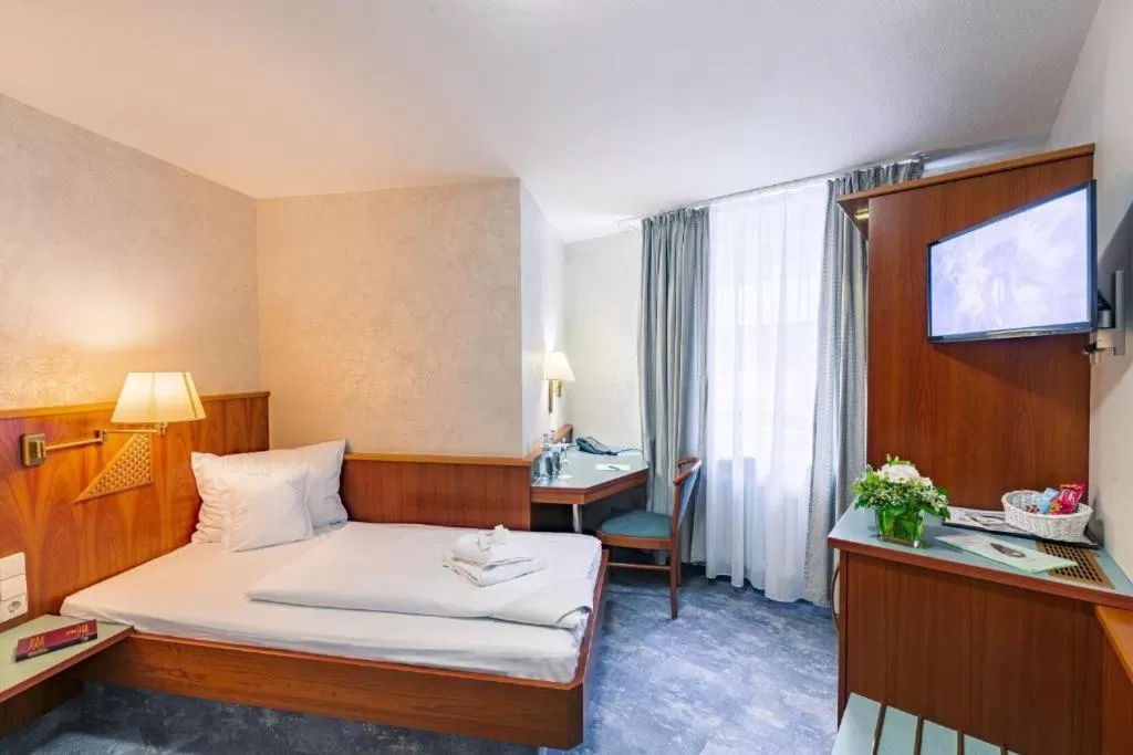 Photo of the whole room, Bed in Hotel Wartburg