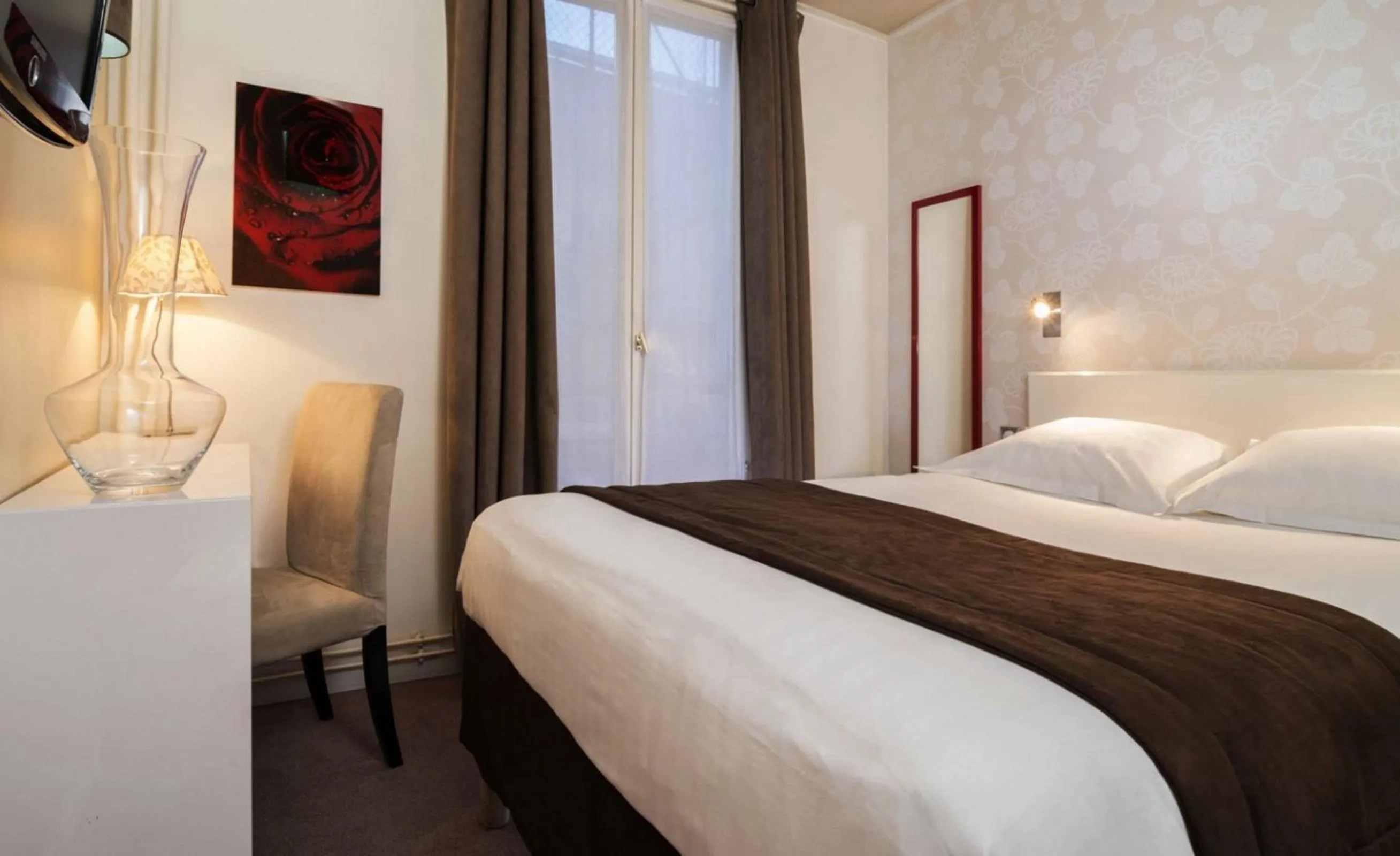 Bedroom, Bed in Hôtel Soft