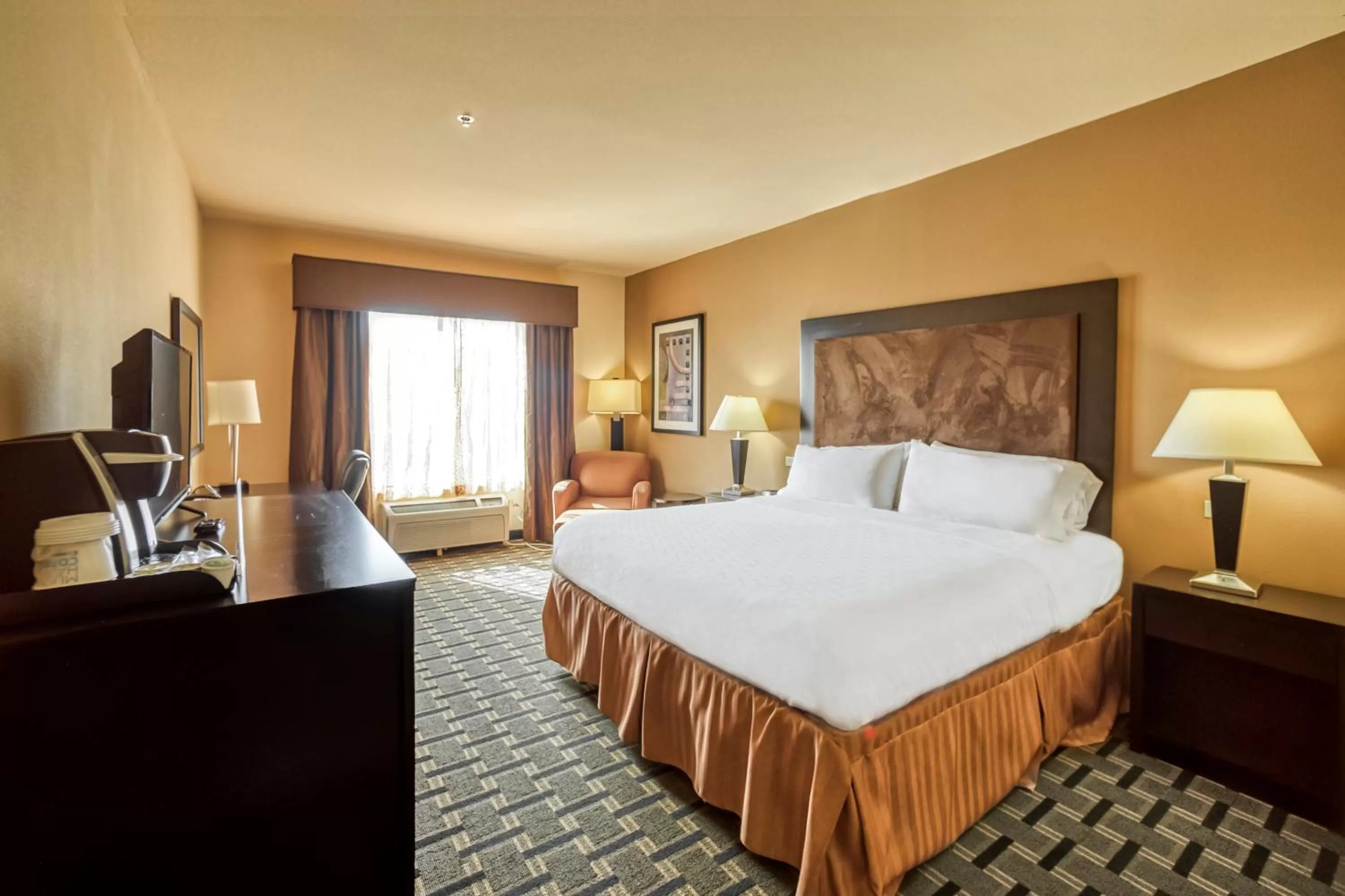 Photo of the whole room, Bed in Holiday Inn Express and Suites Beeville by IHG