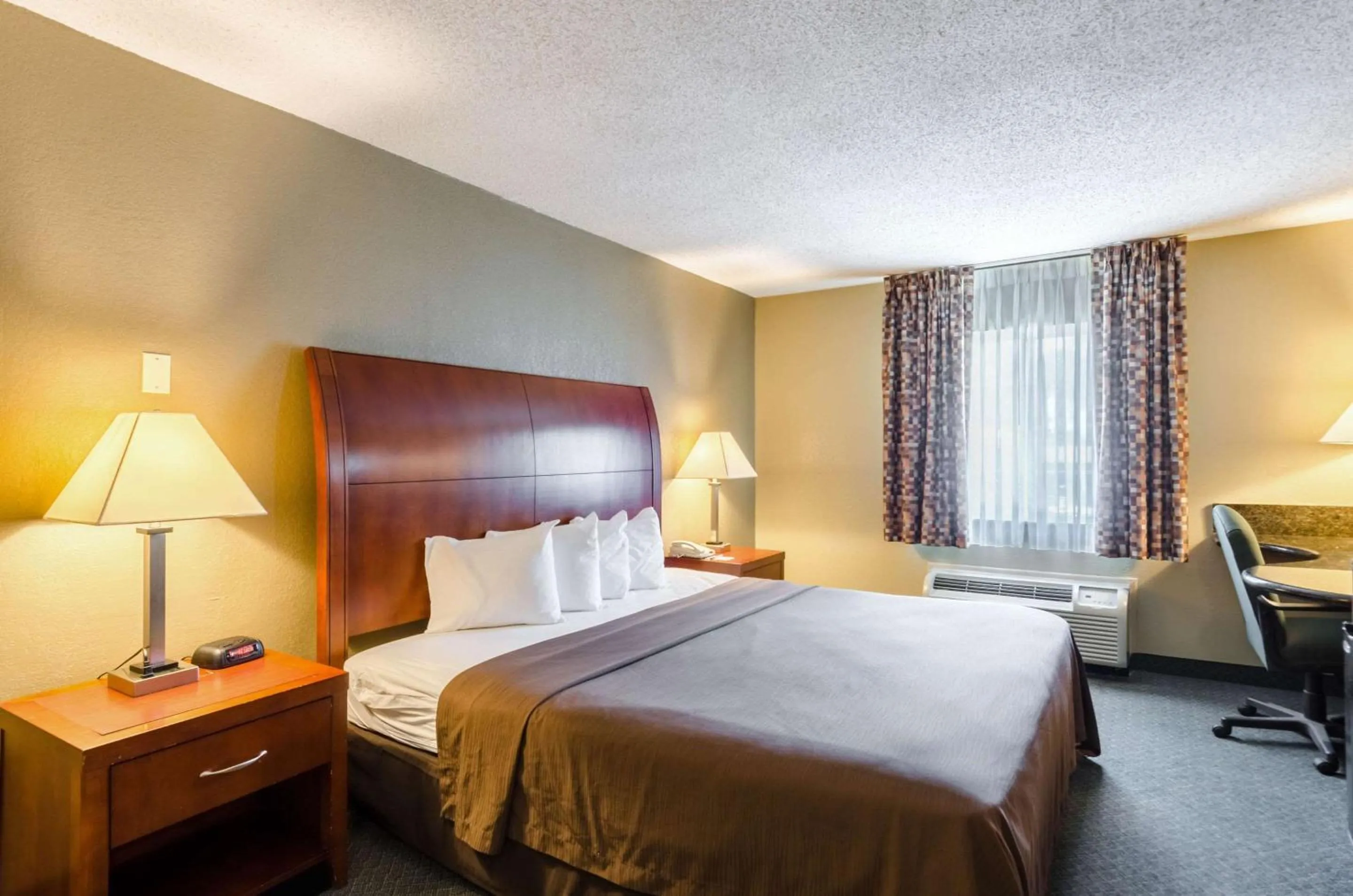 Photo of the whole room, Bed in Quality Inn Chicopee-Springfield