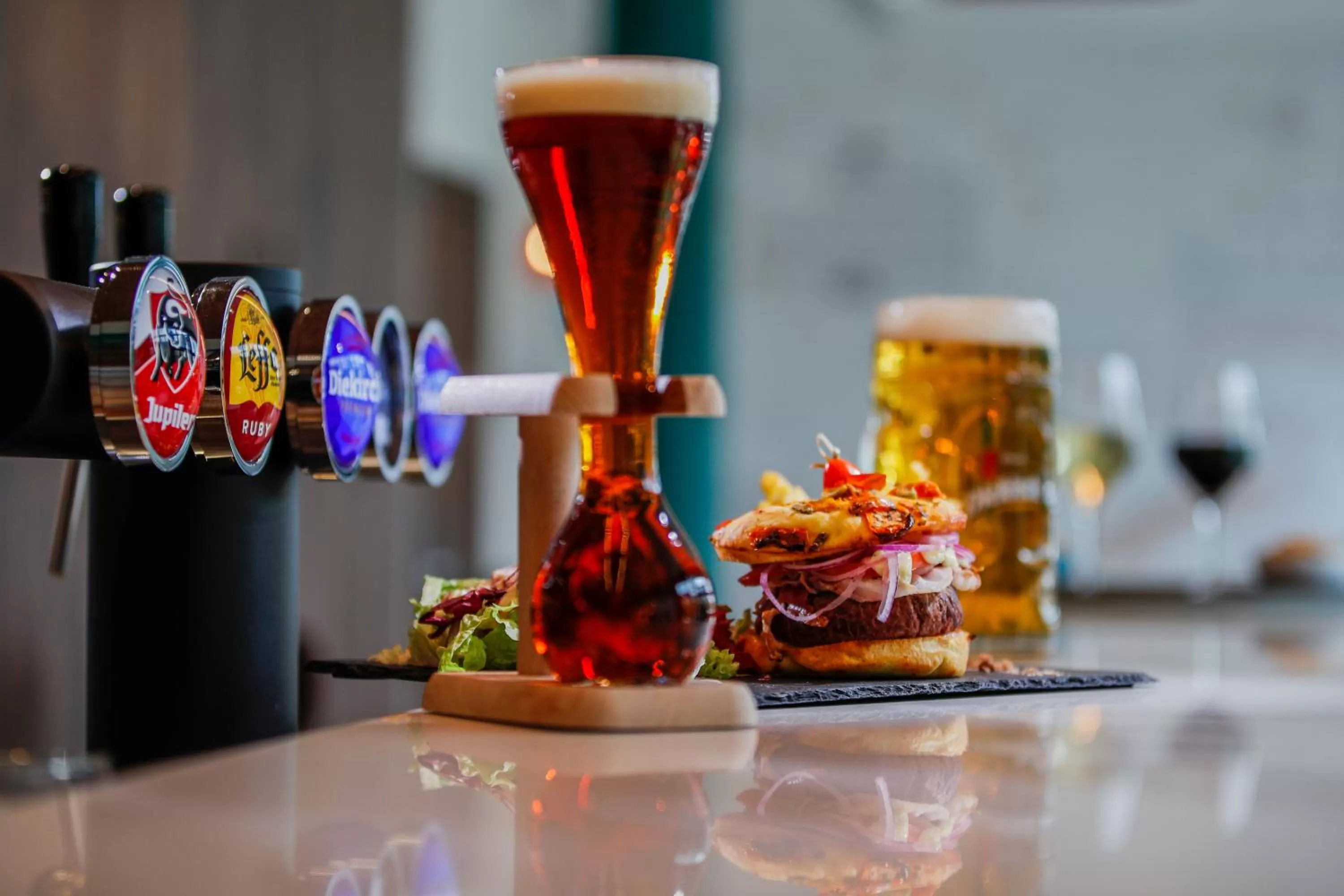 Lounge or bar in Ibis Luxembourg Airport