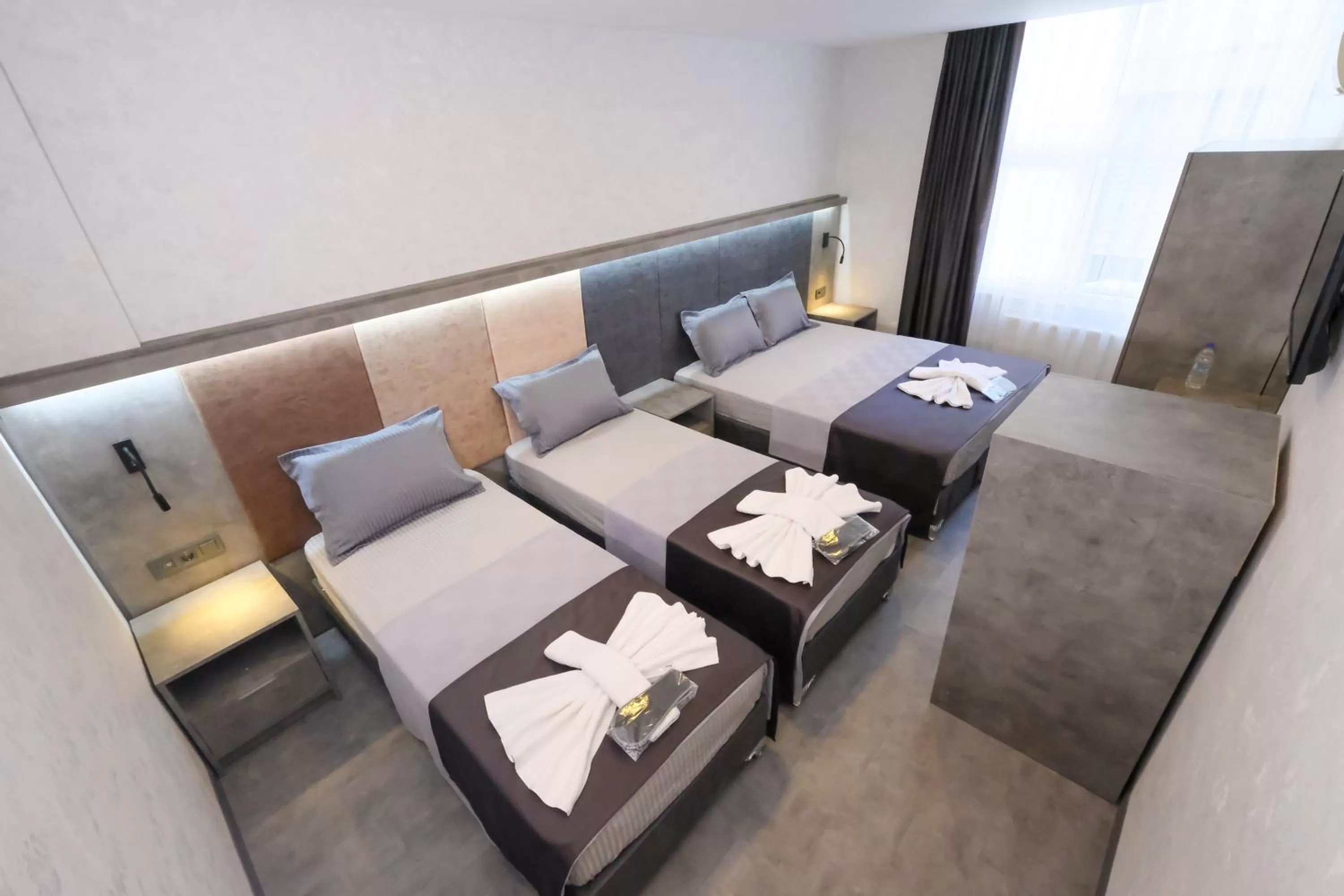 Photo of the whole room, Bed in The Queen Hotel