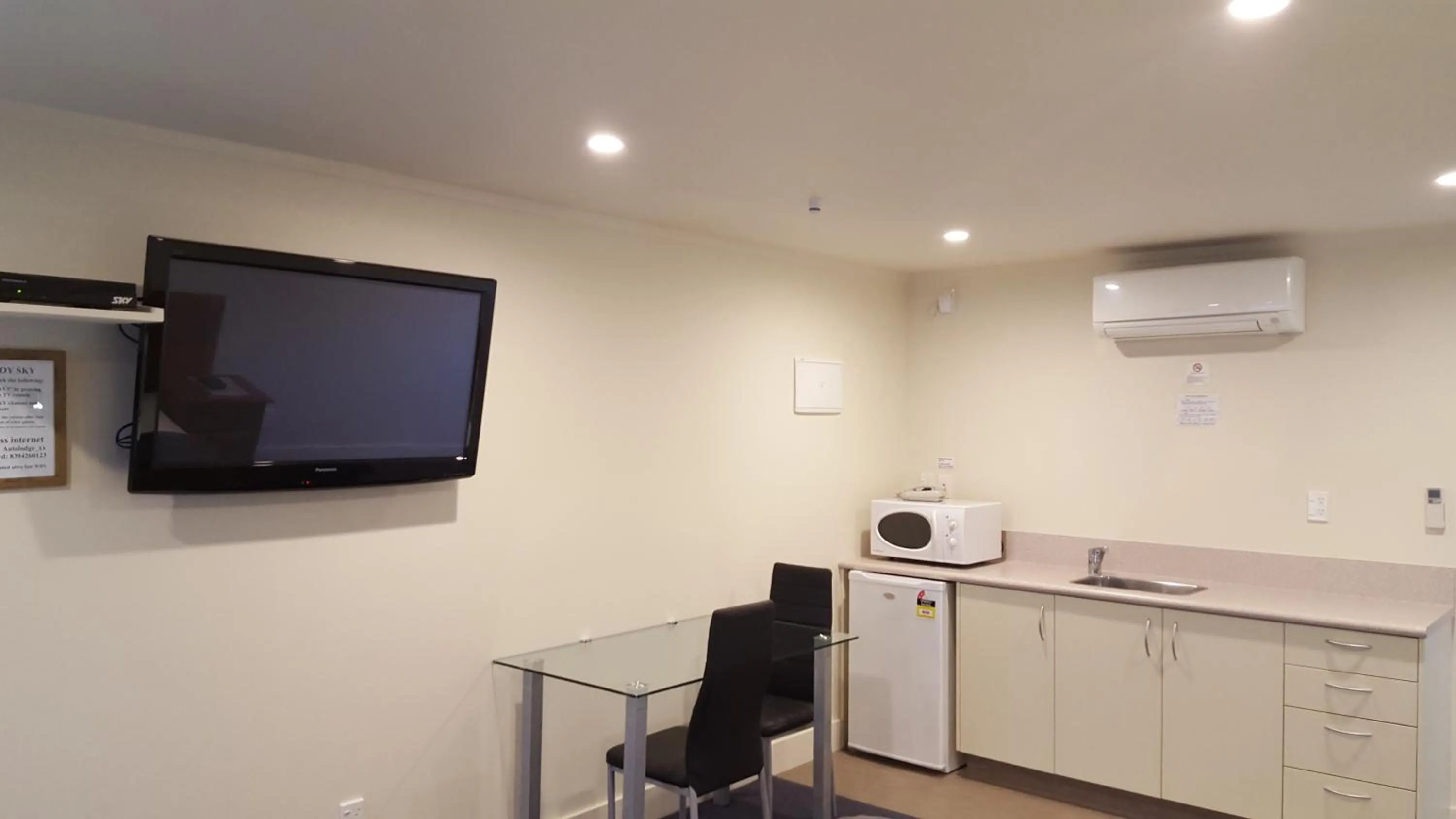 TV and multimedia in Auto Lodge Motel