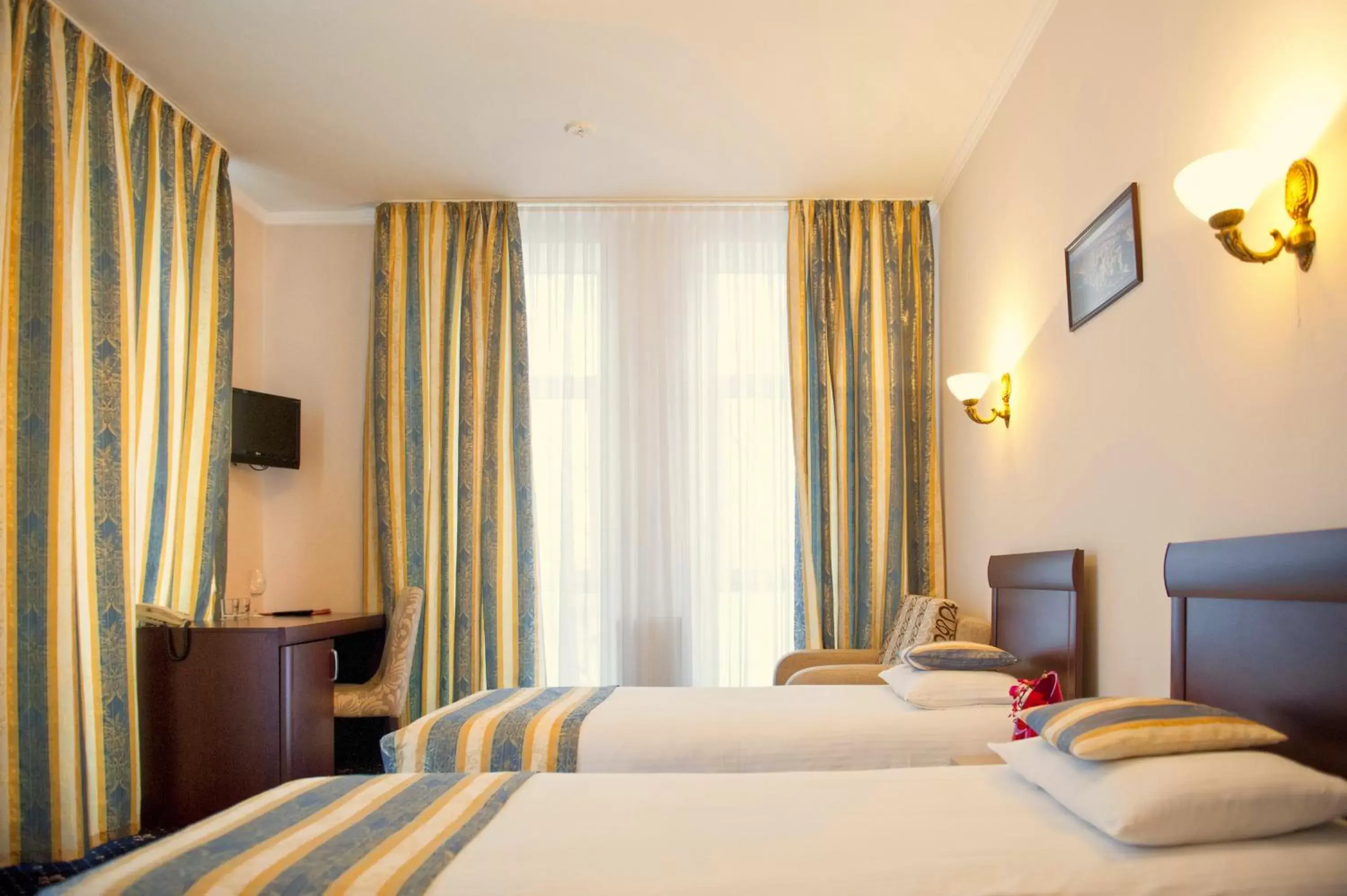 Superior Triple Room in Manhattan Hotel & Restaurant Superior Triple Room in Manhattan Hotel & Restaurant