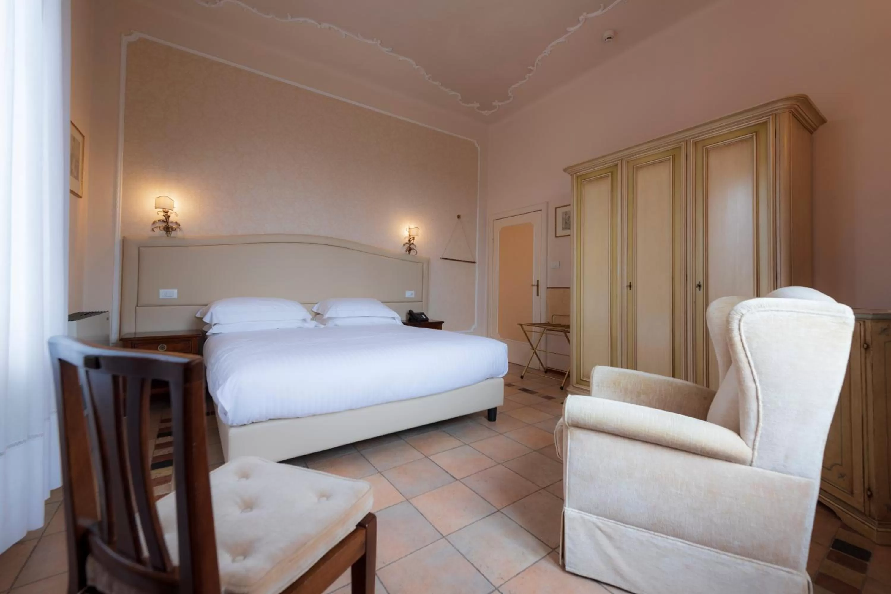 Bed in Villa Scacciapensieri Boutique Hotel