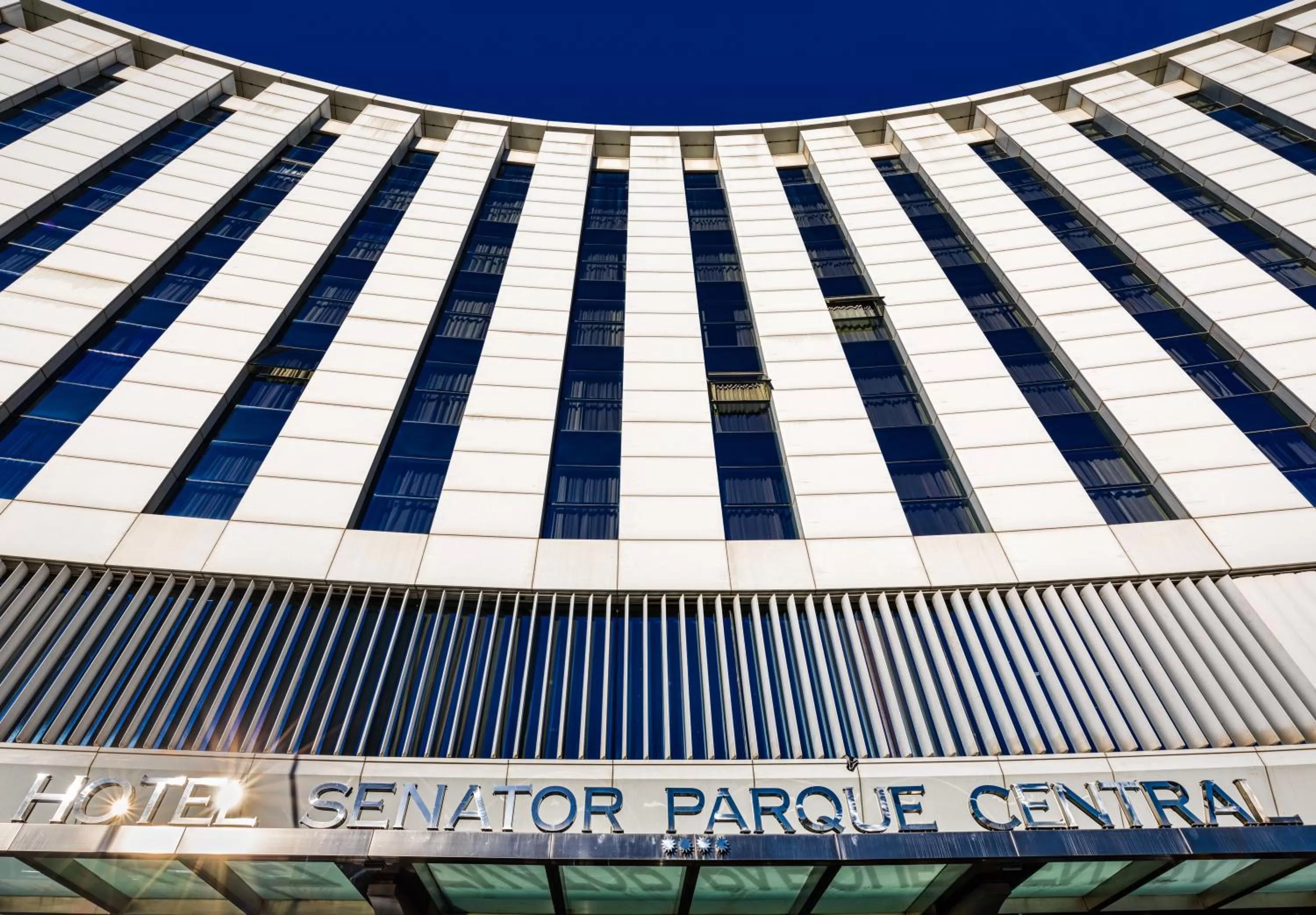 Facade/entrance in Senator Parque Central