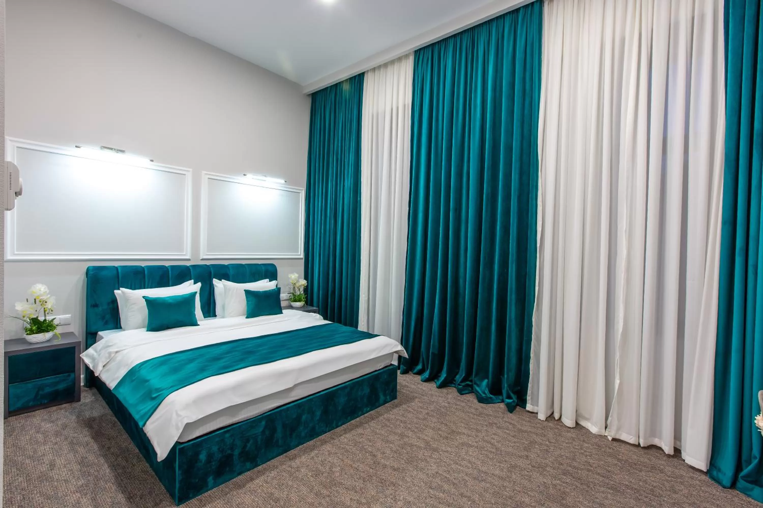 Photo of the whole room, Bed in Royal Inn