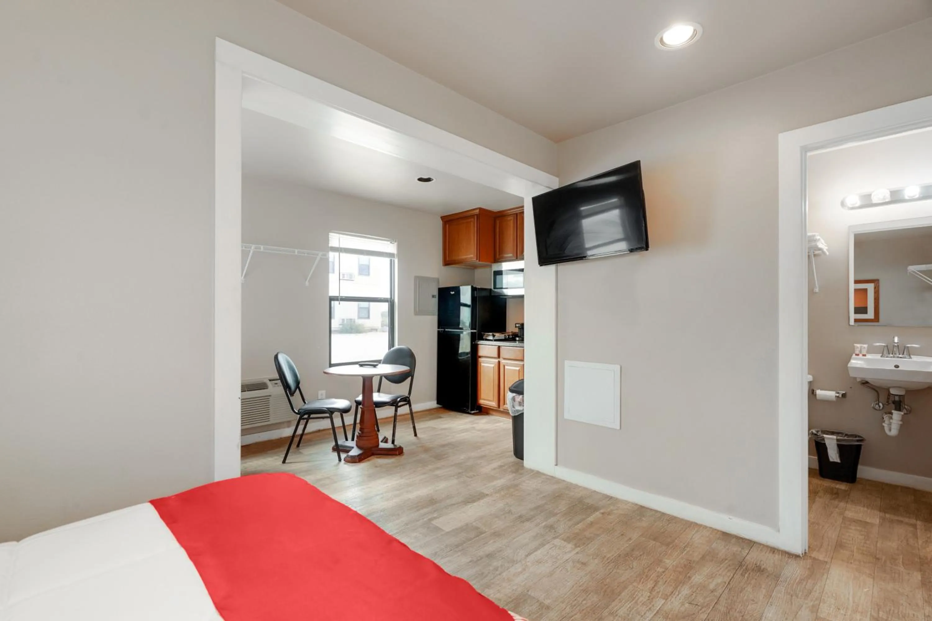 TV and multimedia, Bed in The Resource Inn -Big Lake TX