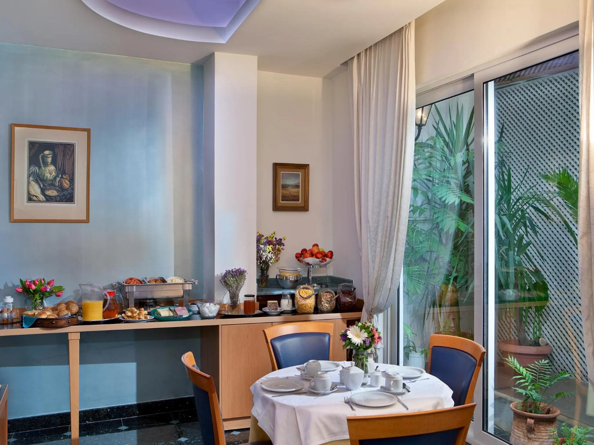 Restaurant/places to eat in Athos Hotel