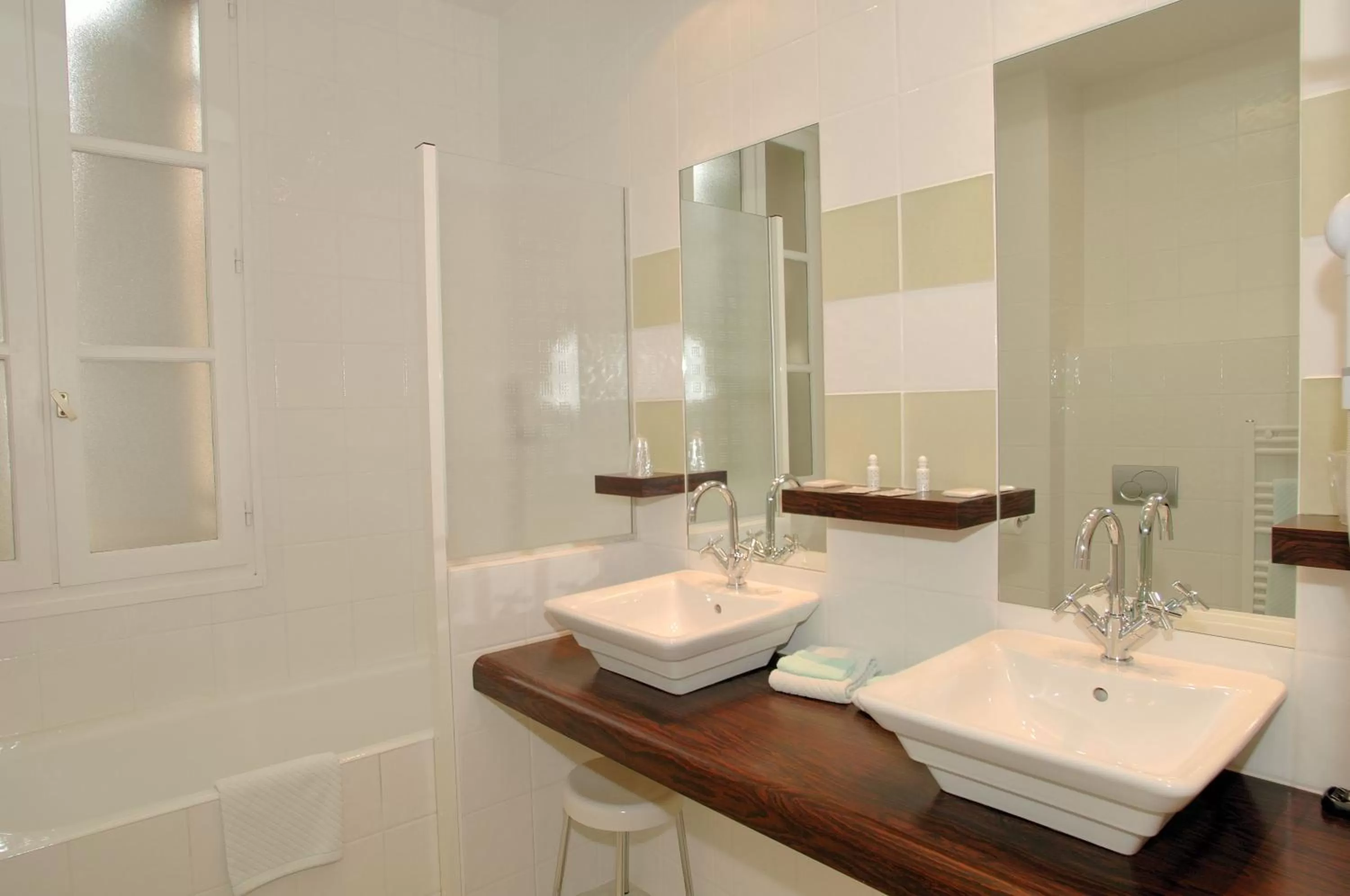 Bathroom in Hôtel Au Logis des Remparts