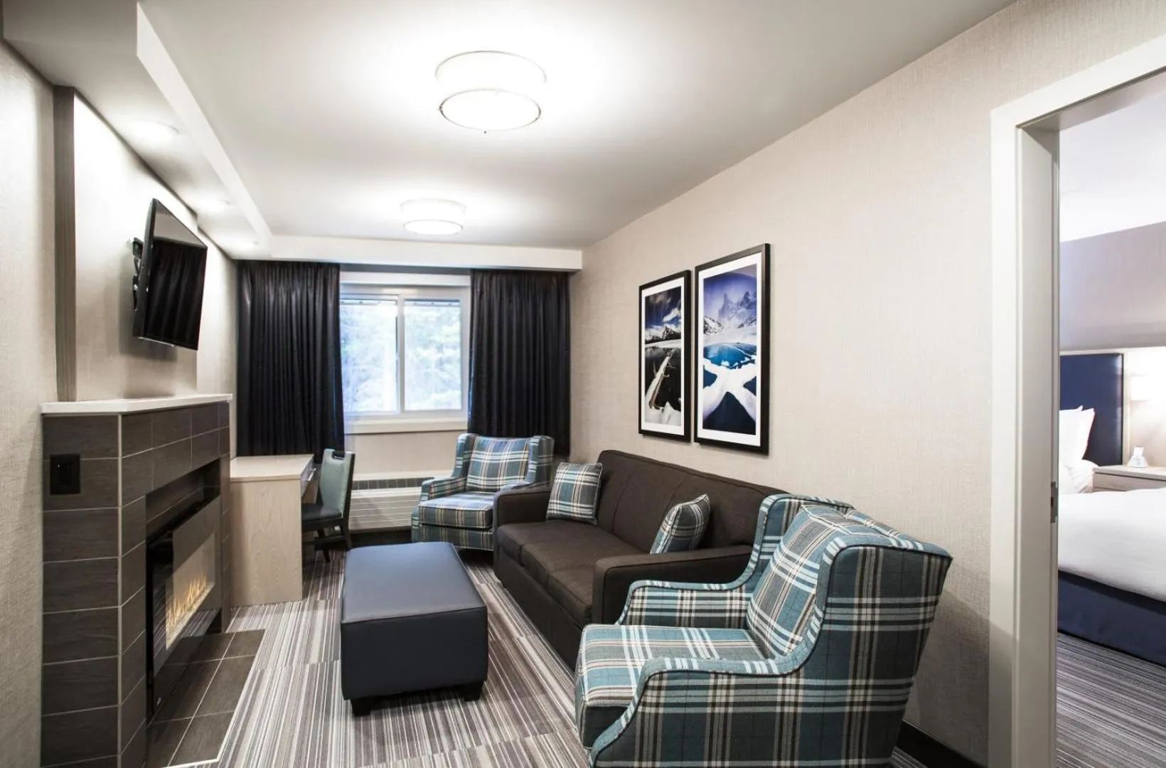 Living room, Bed in Mountaineer Lodge