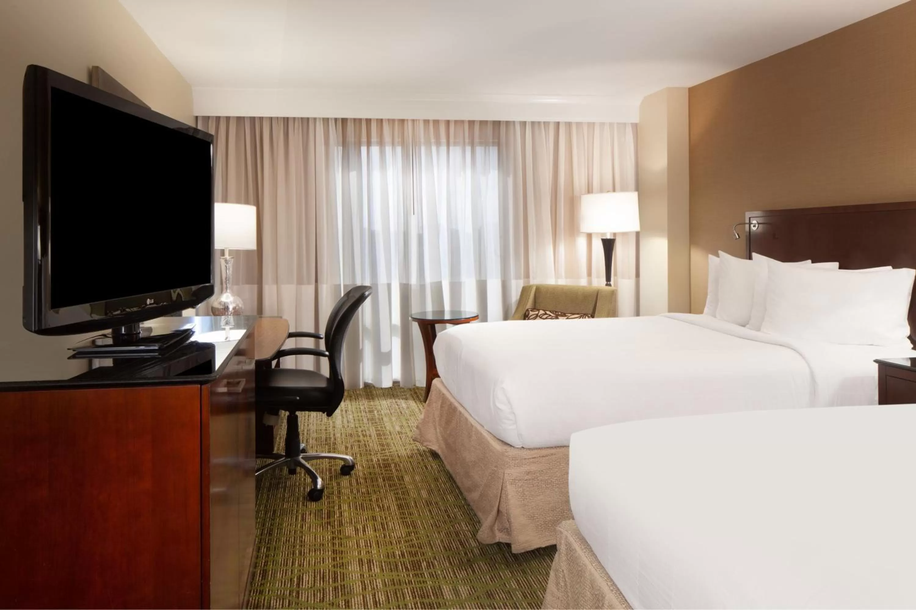 Photo of the whole room, Bed in Marriott Memphis East