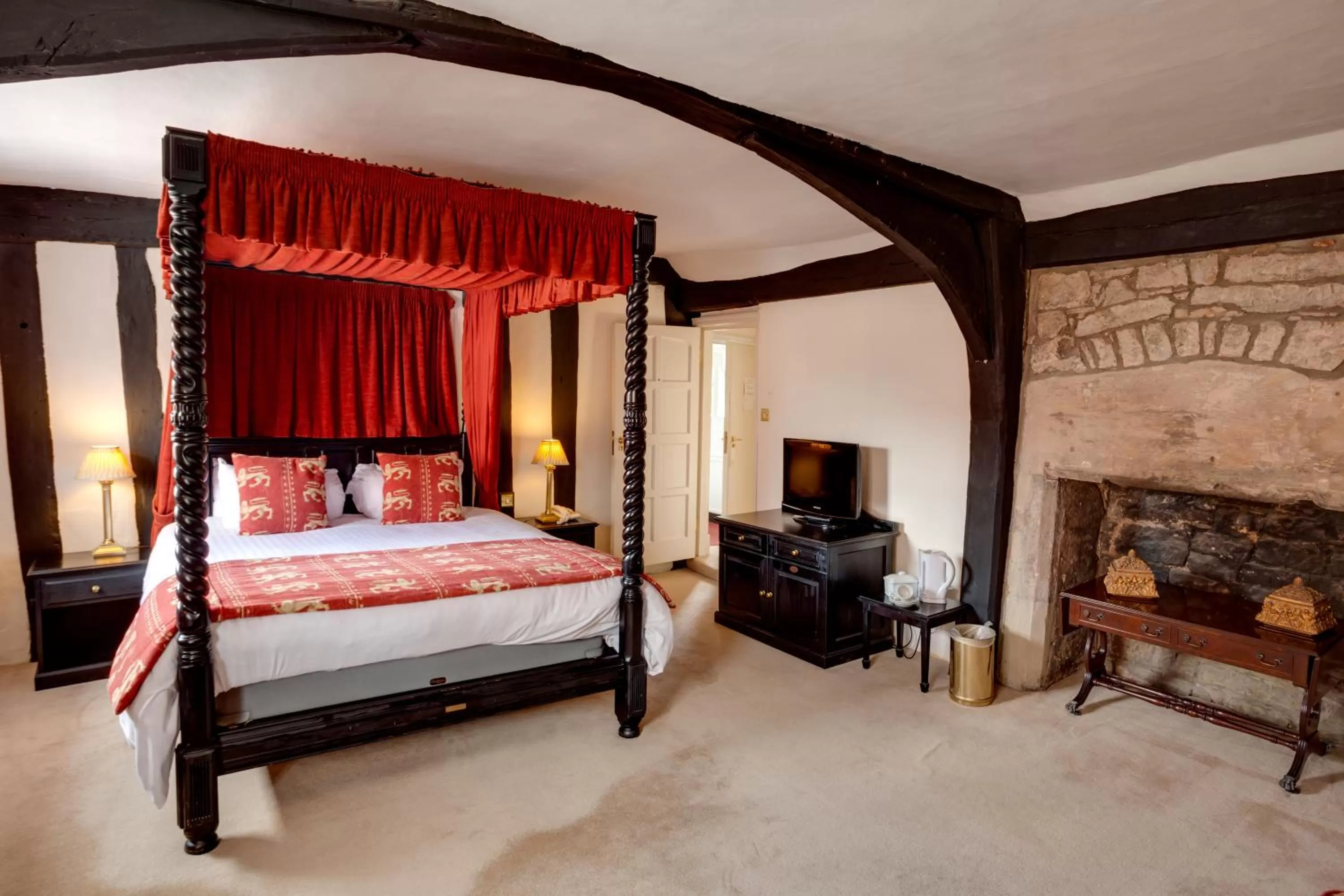 Bedroom, Bed in The Saracens Head Hotel