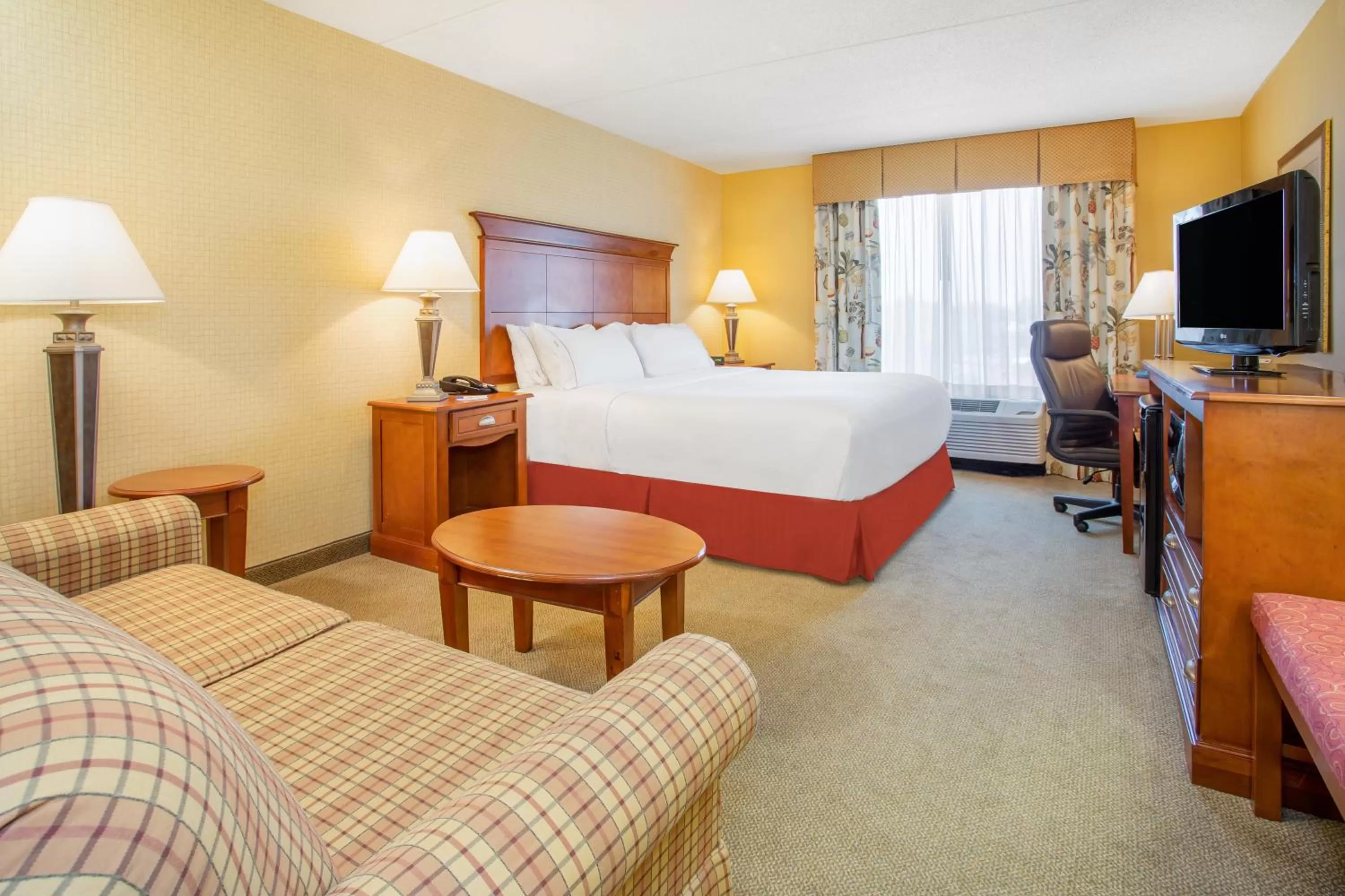 Bedroom, Bed in Holiday Inn Express & Suites Bloomington by IHG