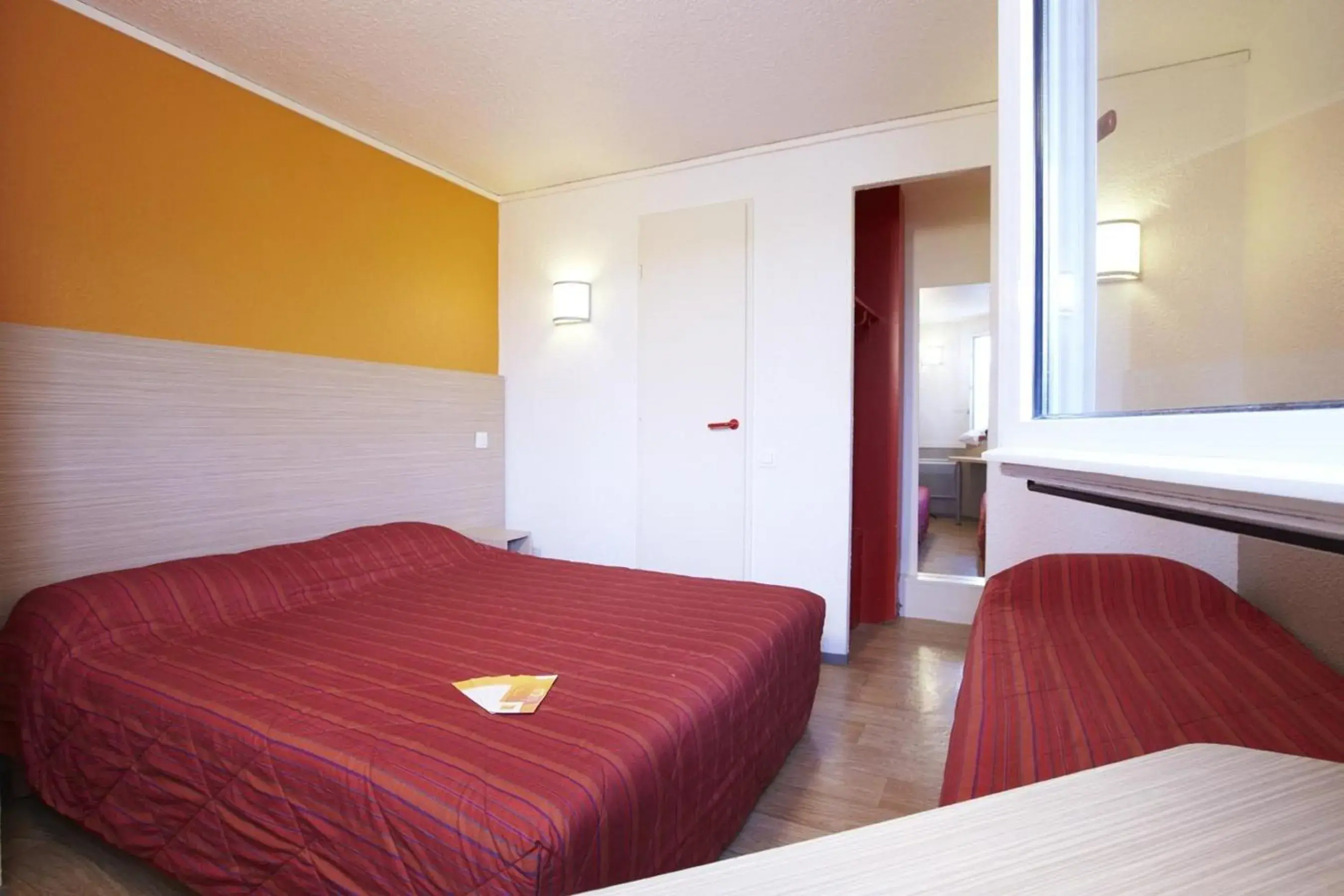 Standard Room in Premiere Classe Avignon Courtine Gare TGV Standard Room in Premiere Classe Avignon Courtine Gare TGV