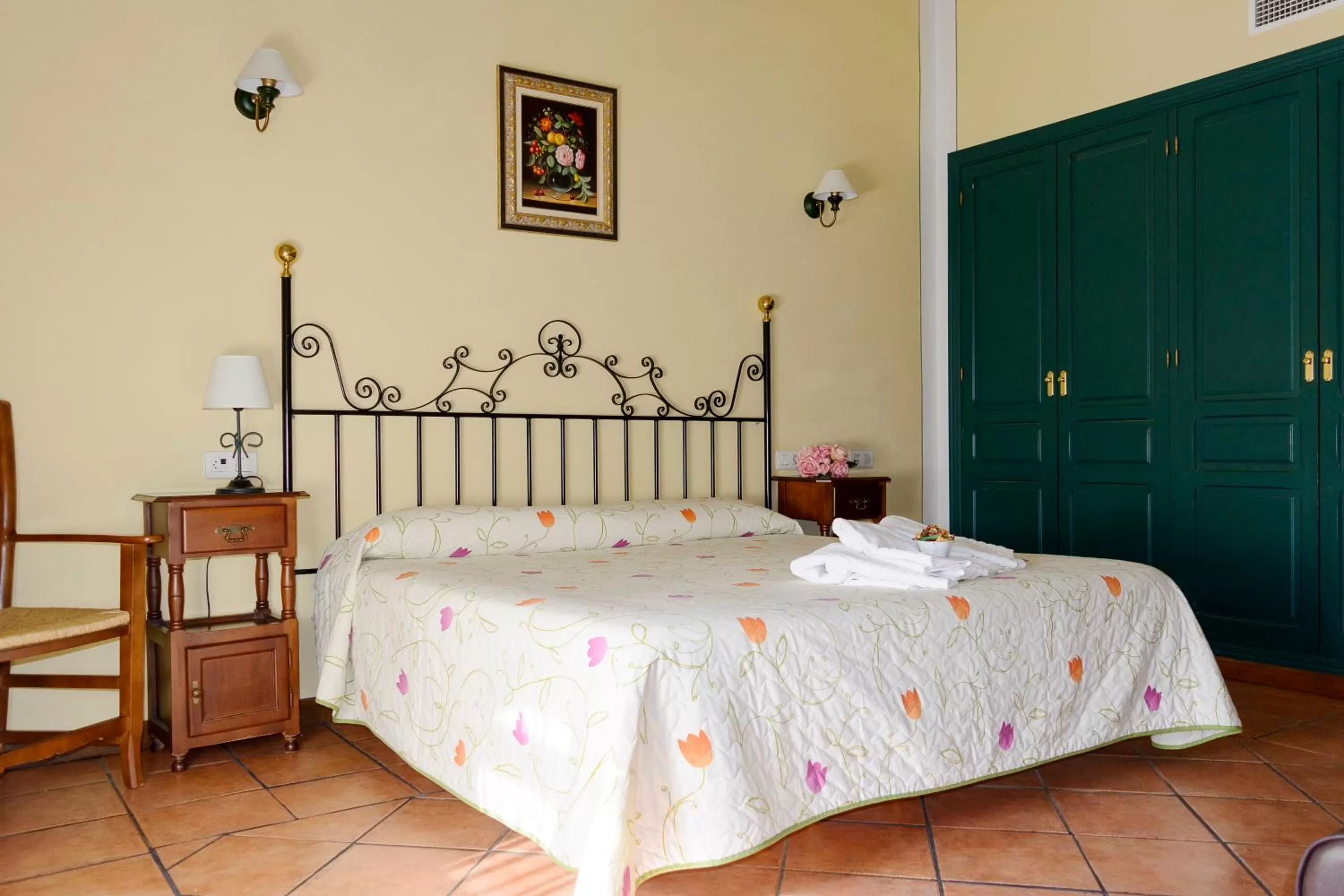 Photo of the whole room, Bed in Hospedium Hotel Rural Soterraña