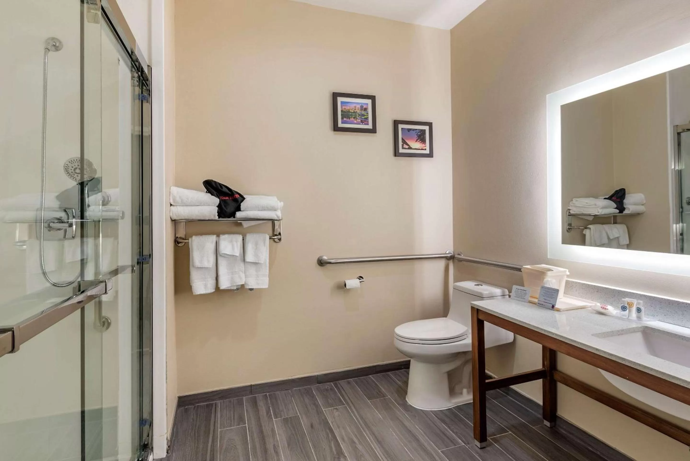 Photo of the whole room in Comfort Suites West Memphis I-40 I-55