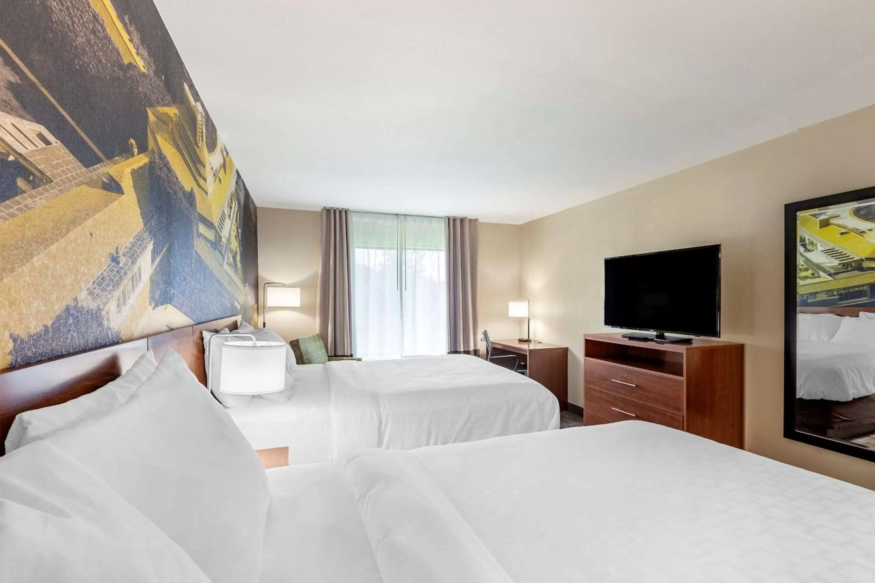 Photo of the whole room, Bed in Clarion Pointe Racine - Mount Pleasant