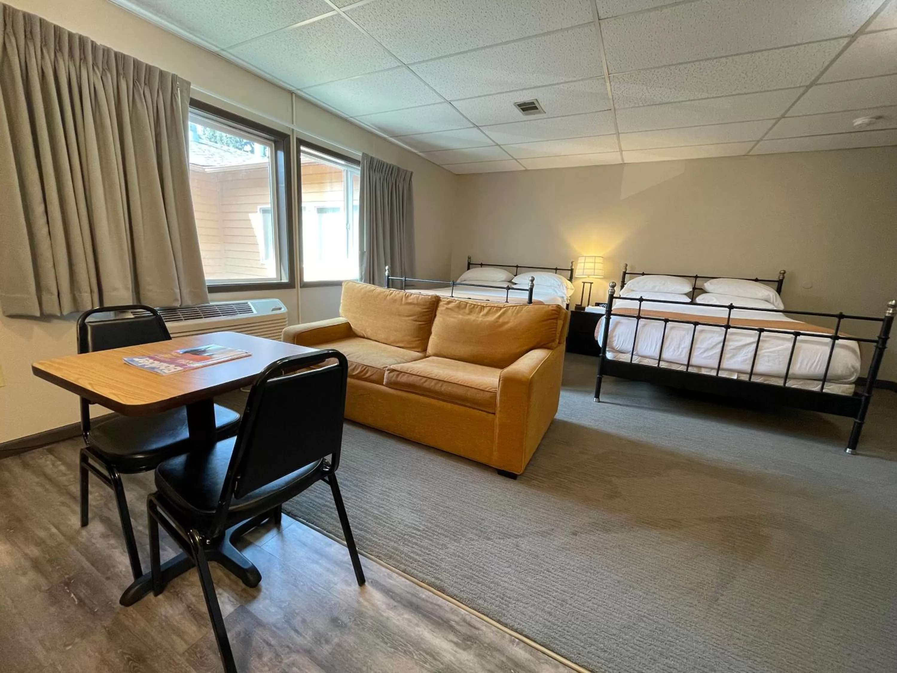 Seating area, Bed in Boulder Twin Lakes Inn