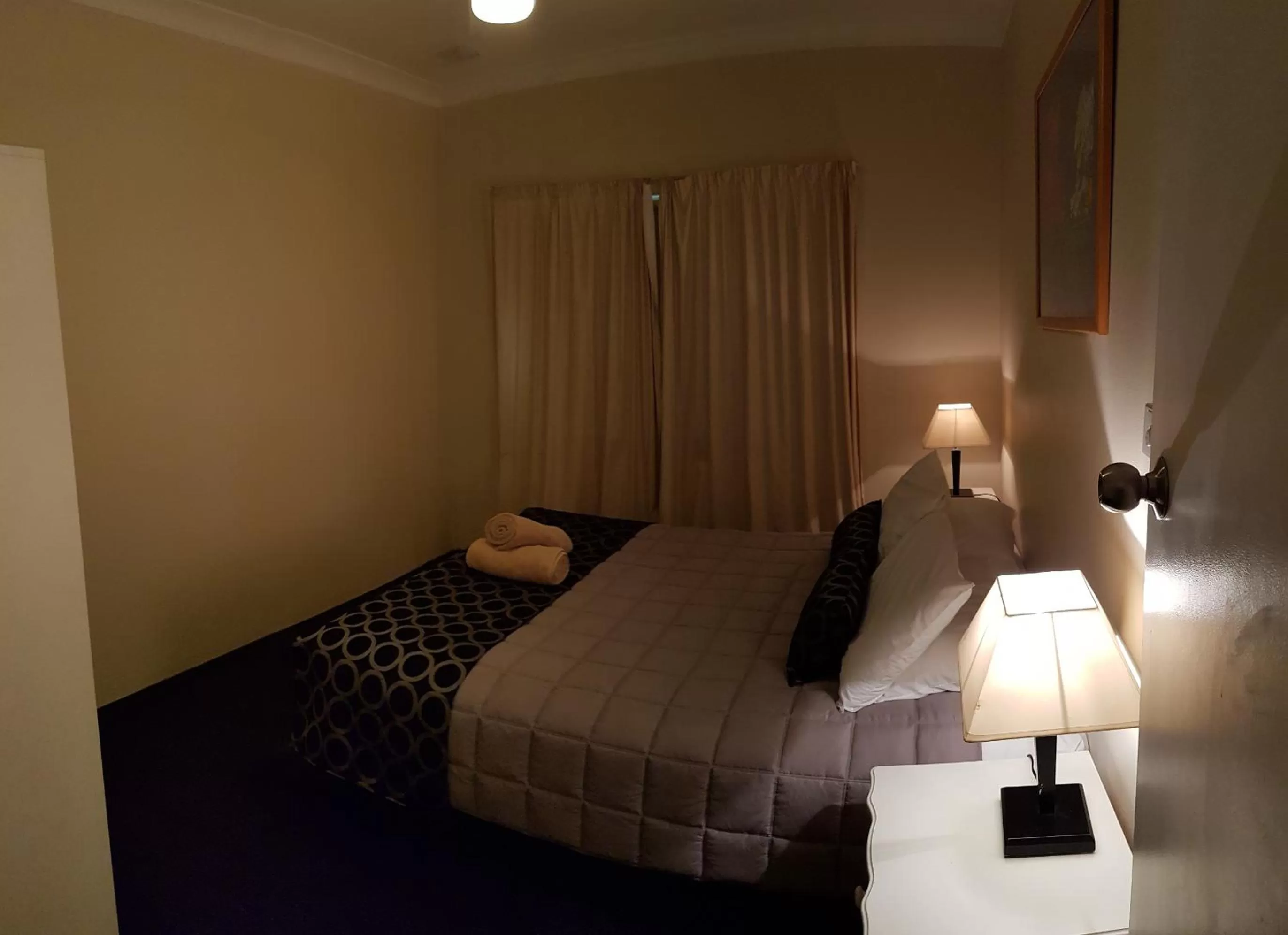 Bed in Amber Court Motor Inn