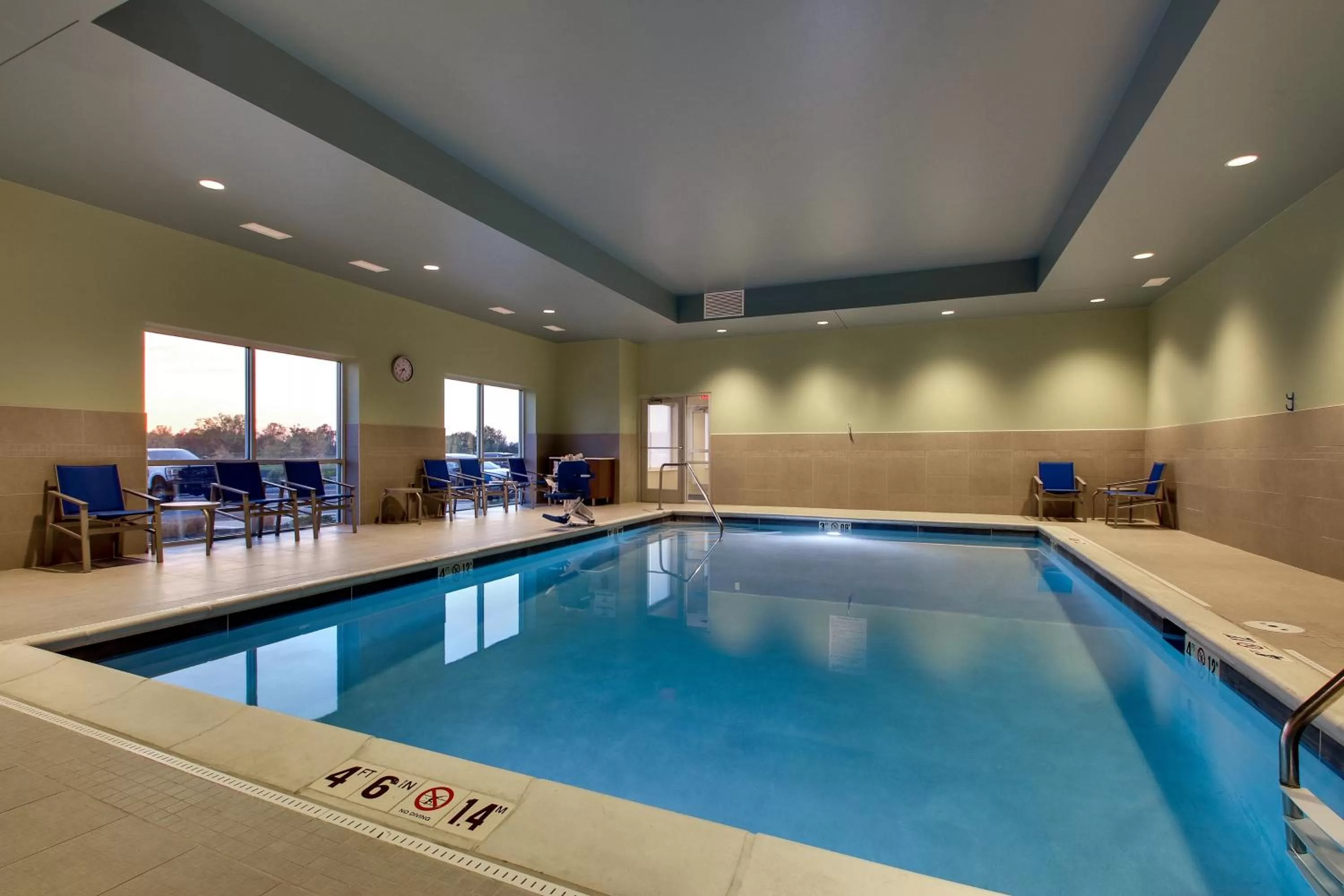 Swimming pool in Holiday Inn Express & Suites Findlay North by IHG