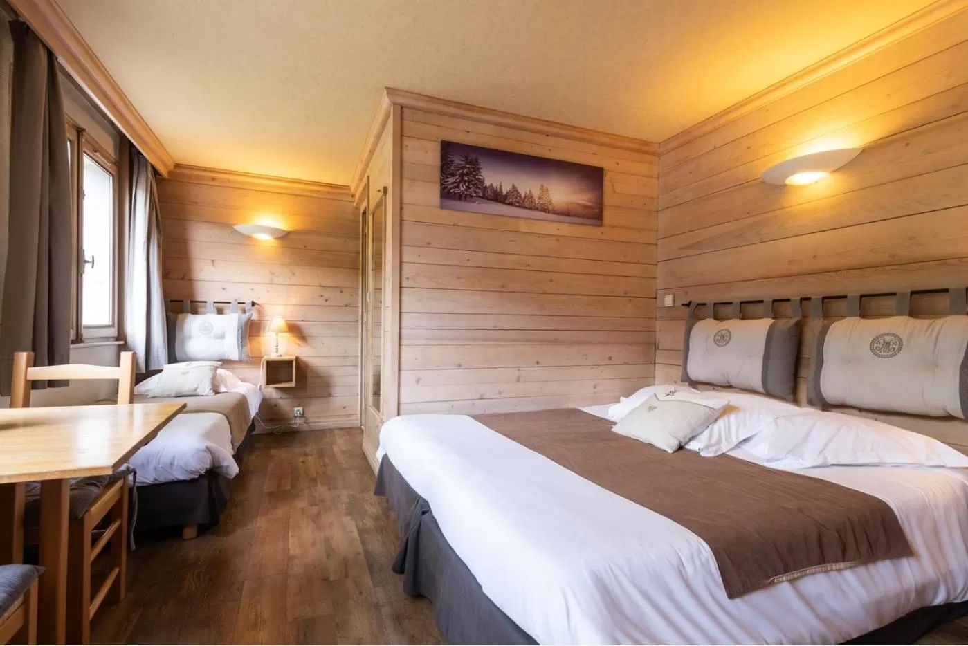 Shower, Bed in Hôtel La Montagne