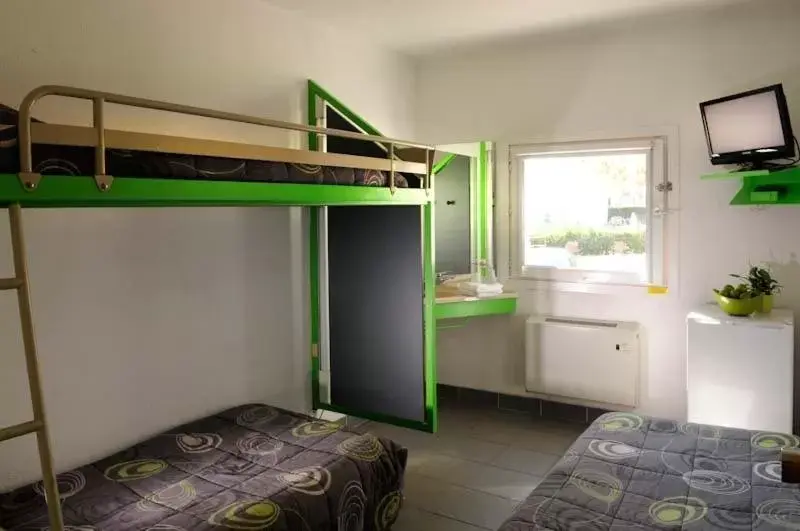 Triple Room with Shared Bathroom (Two Single Beds and One Bunk Bed) in My KB Hôtel Montélimar Triple Room with Shared Bathroom (Two Single Beds and One Bunk Bed) in My KB Hôtel Montélimar