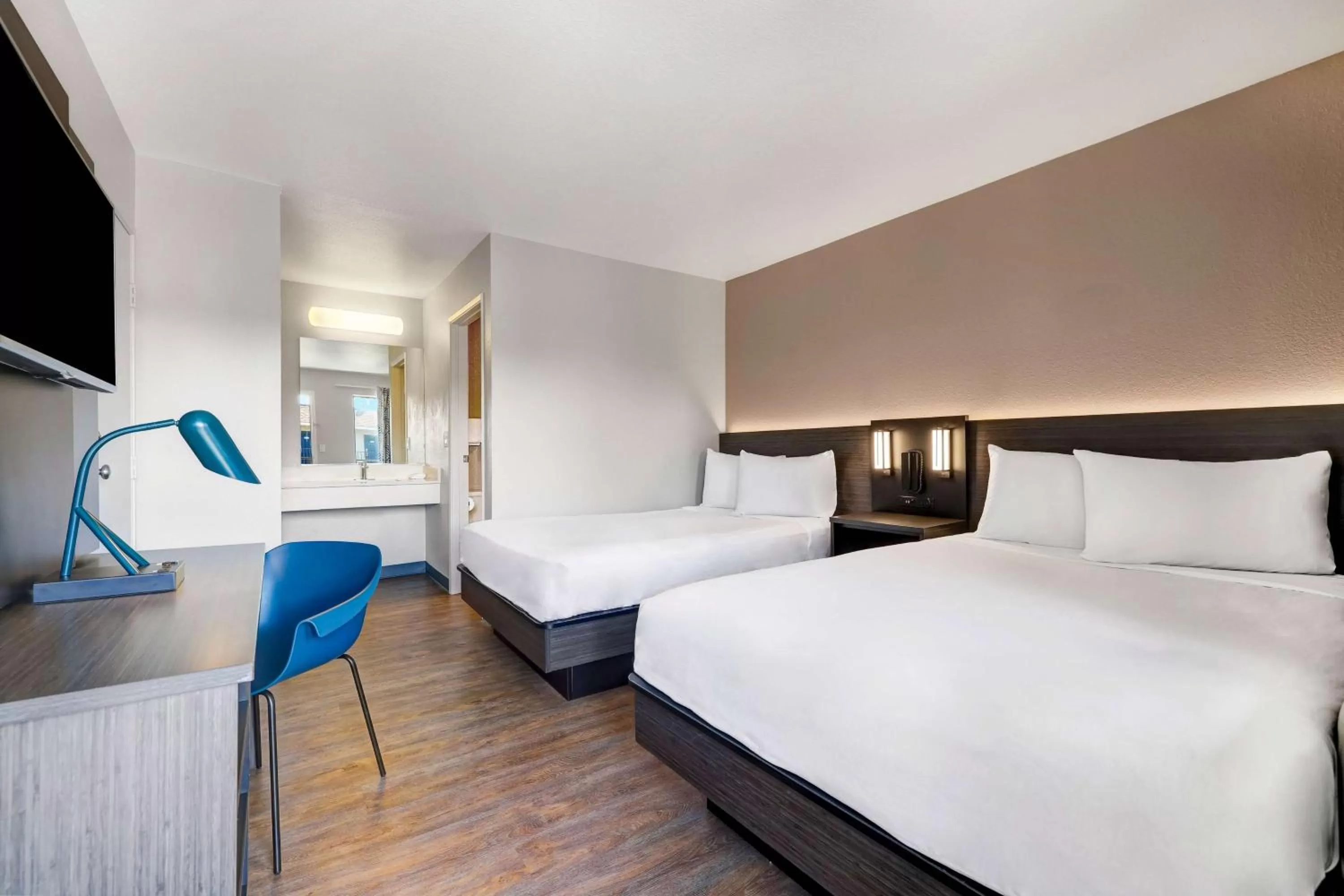 Photo of the whole room, Bed in Motel 6-Kirkland, WA - North Kirkland