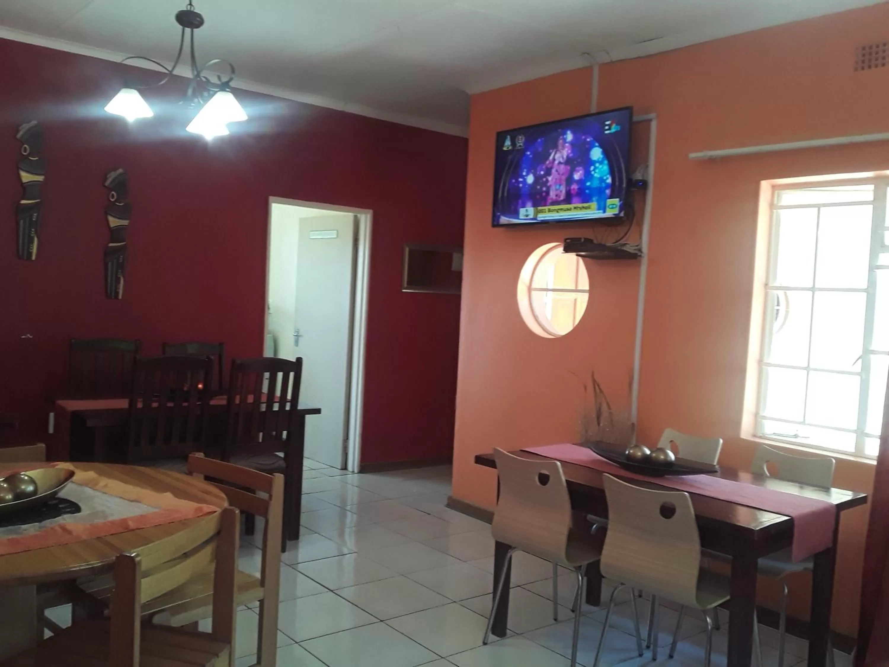 Dining area, TV/Entertainment Center in Vuya Nathi Bed and Breakfast
