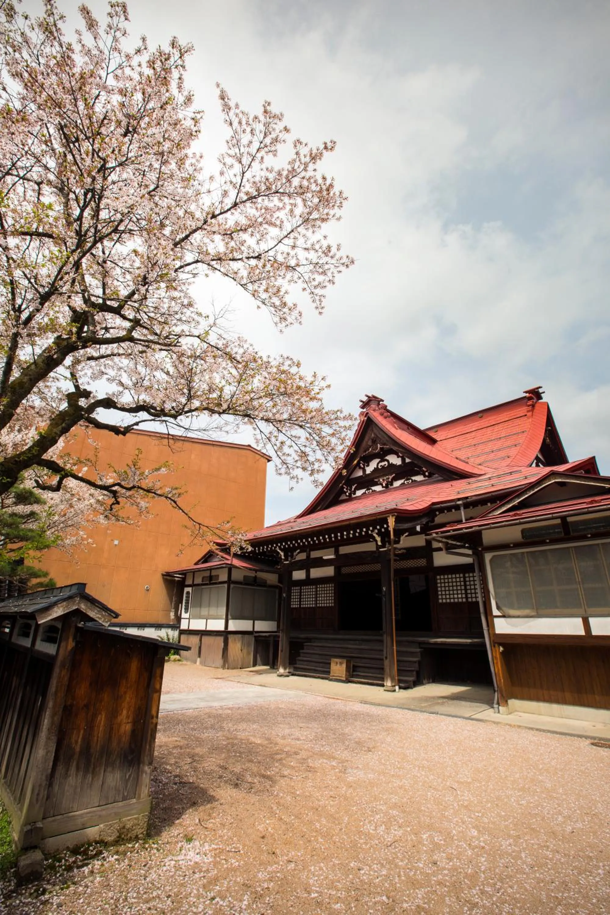 Facade/entrance in Temple Hotel Takayama Zenkoji