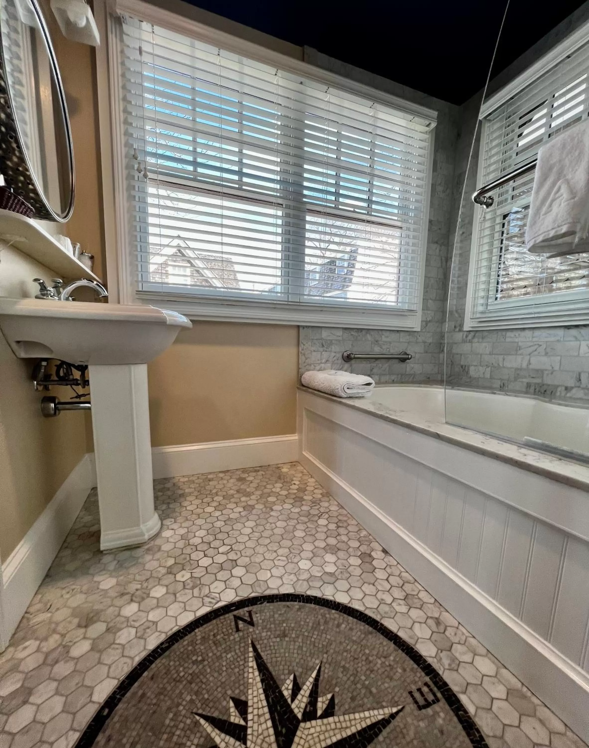 Bathroom in Almondy Inn Bed & Breakfast