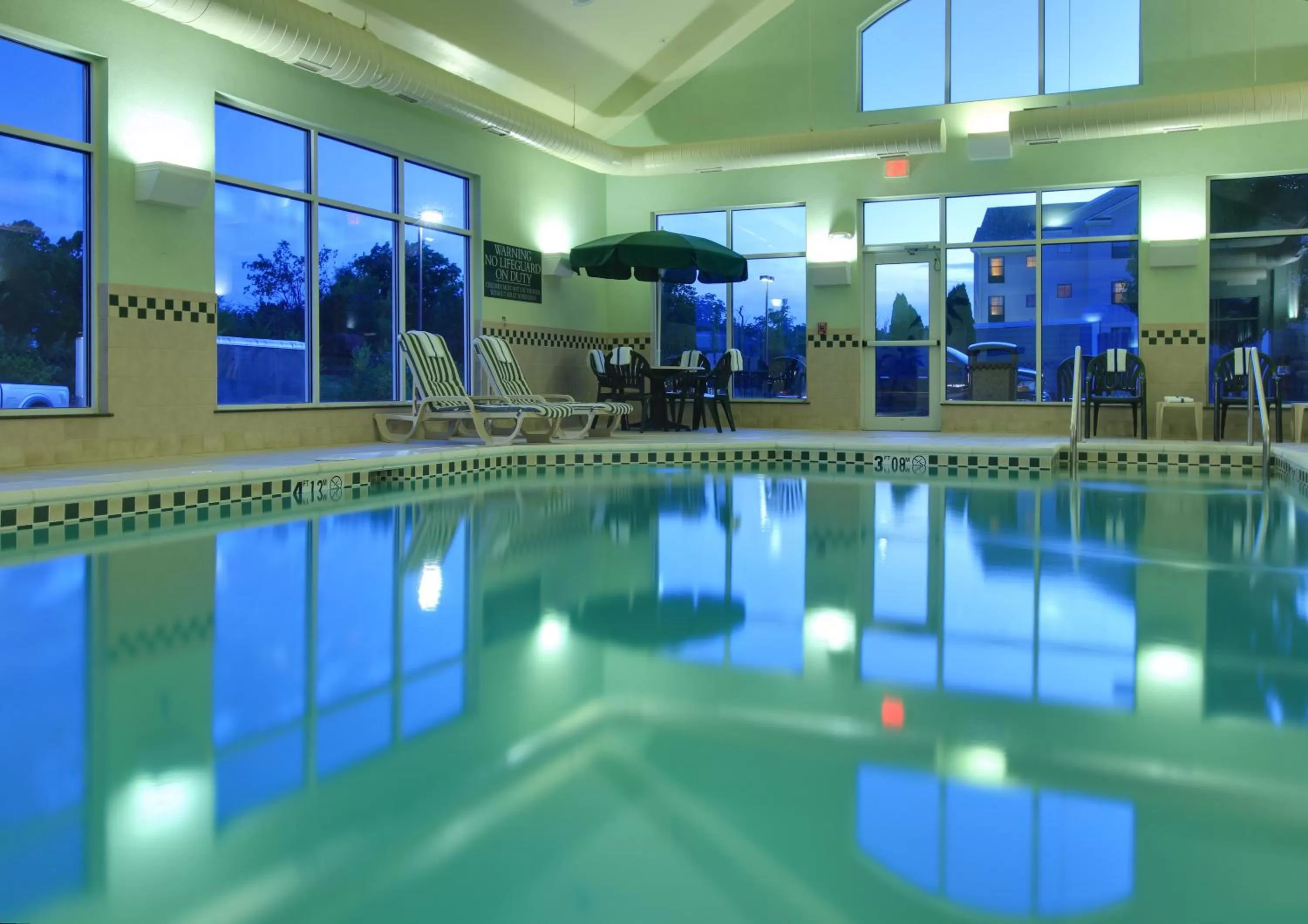 Swimming pool in Country Inn & Suites by Radisson, Bentonville South - Rogers, AR