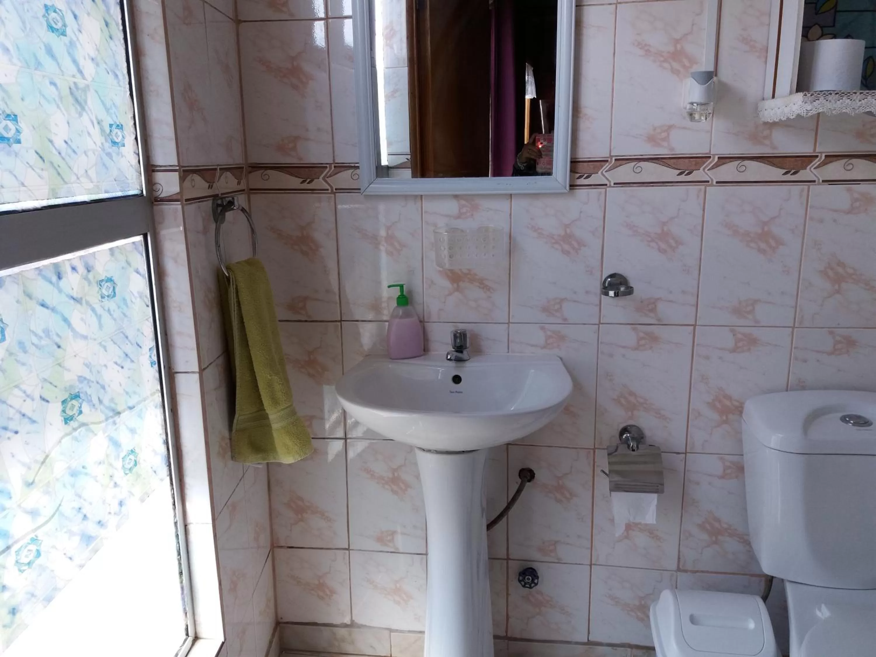 Shower, Bathroom in Hostal Destino Bellavista
