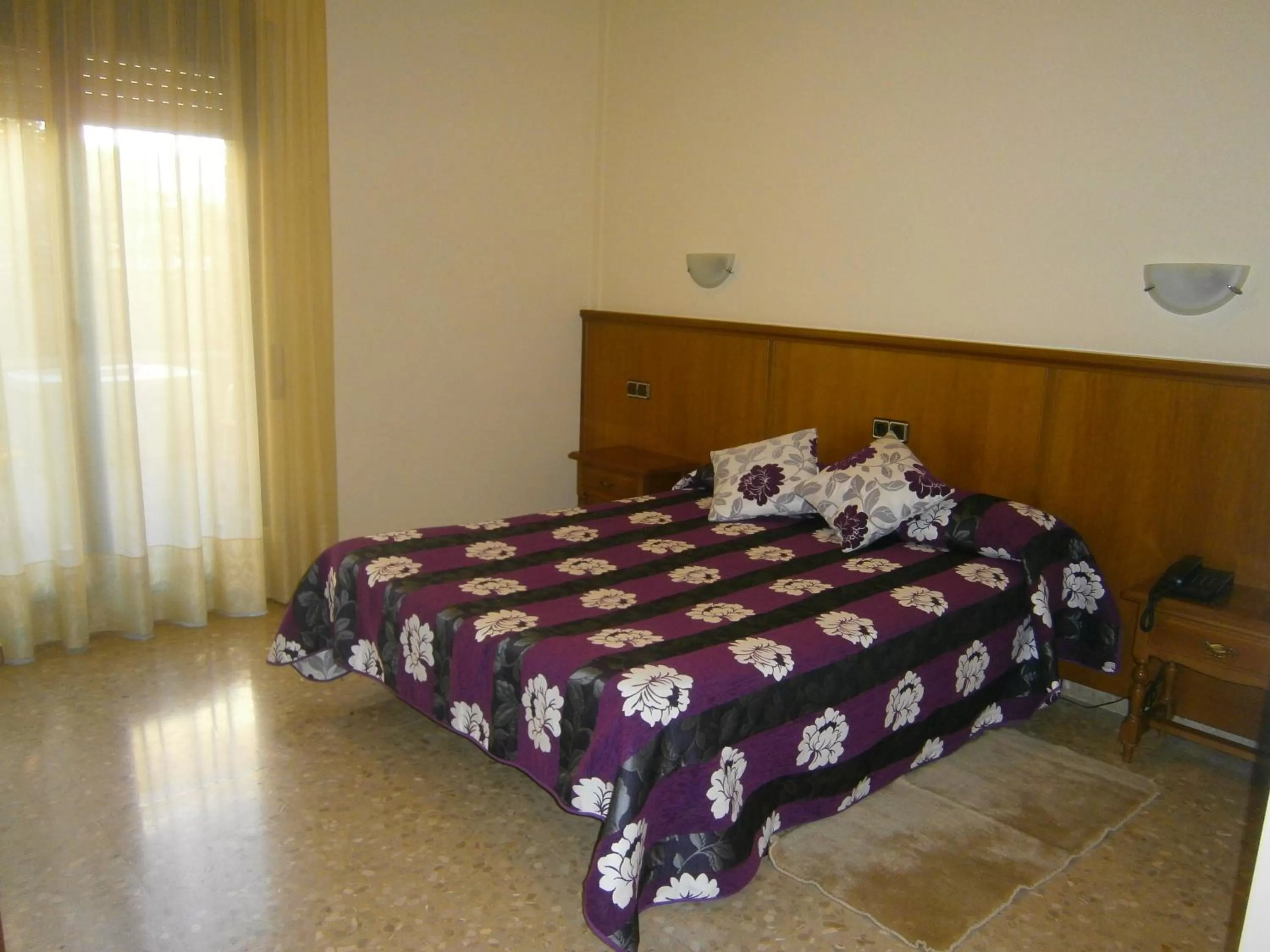 Bed in Hotel Reina Isabel