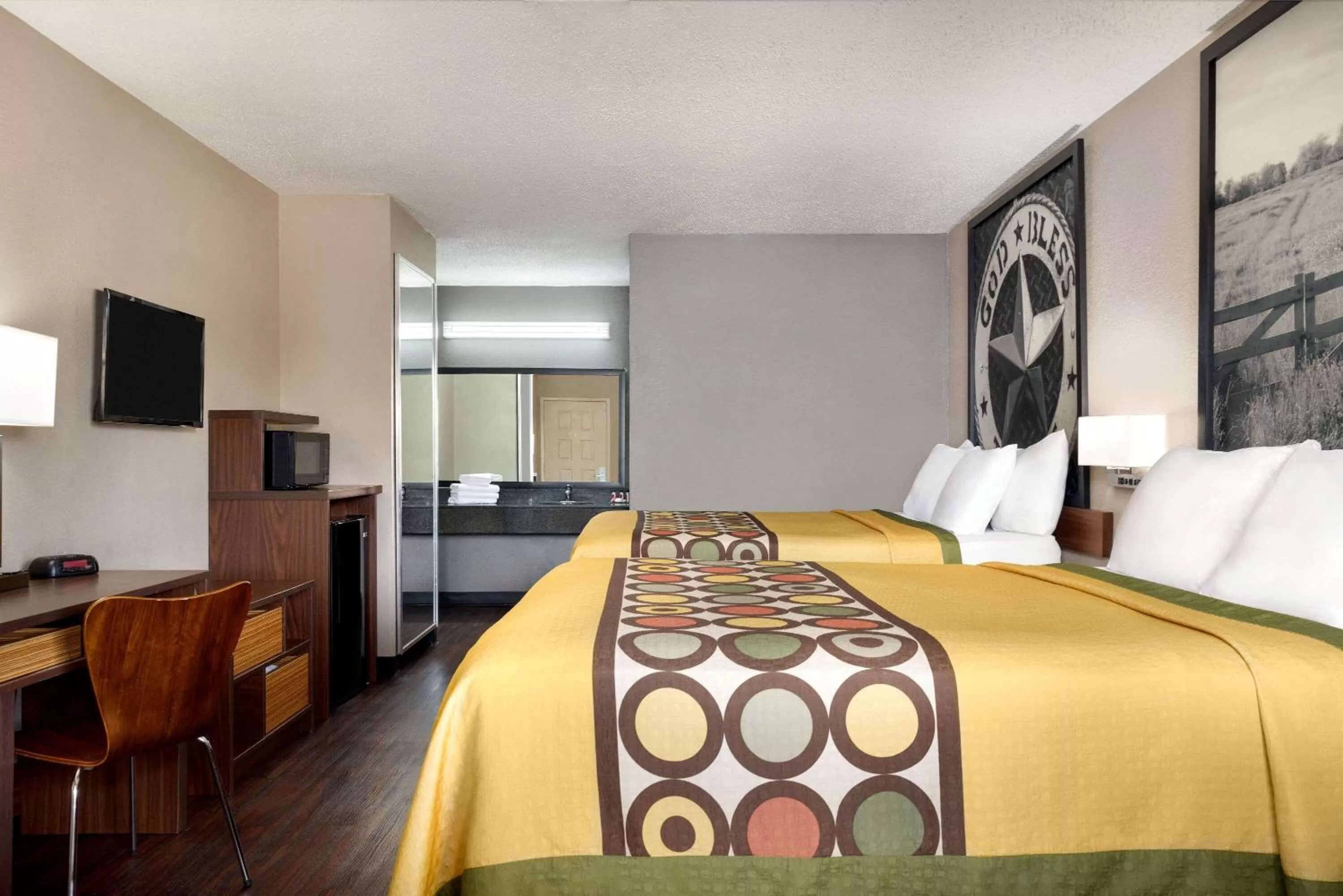 Photo of the whole room, Bed in Super 8 by Wyndham Universal City